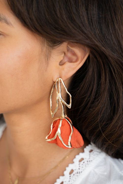 Statement oorhangers met oranje tulp