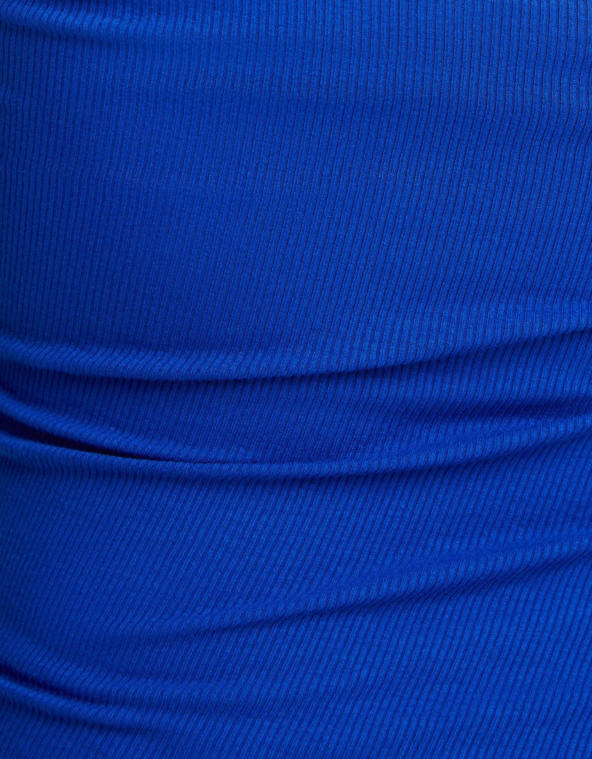Vestido curto de alças finas com detalhe franzido na lateral