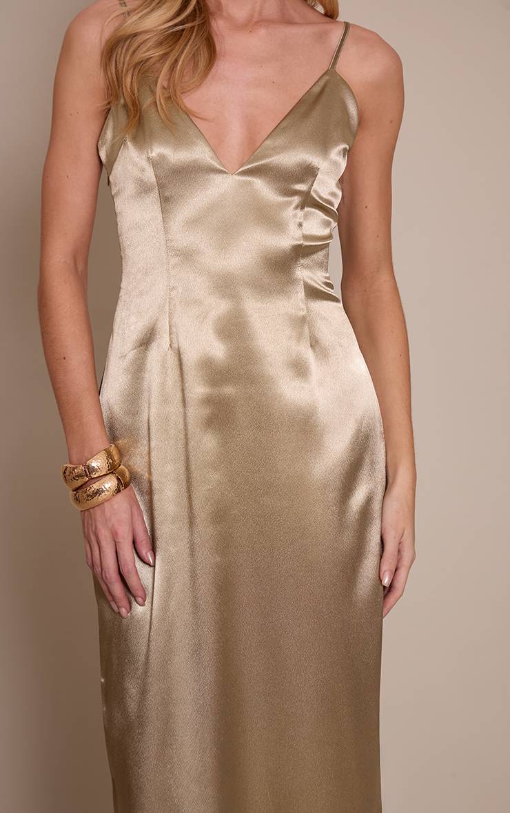 Doré Robe Longue Satinée À Bretelles Et Décolleté Plongeant