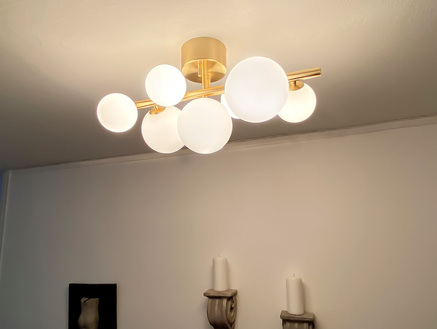 Molekyl taklampe Matt messing med opalhvite glass.