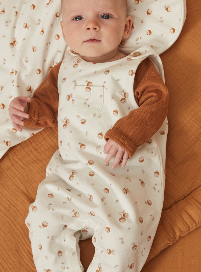Body caramel, salopette écrue et chaussettes beiges