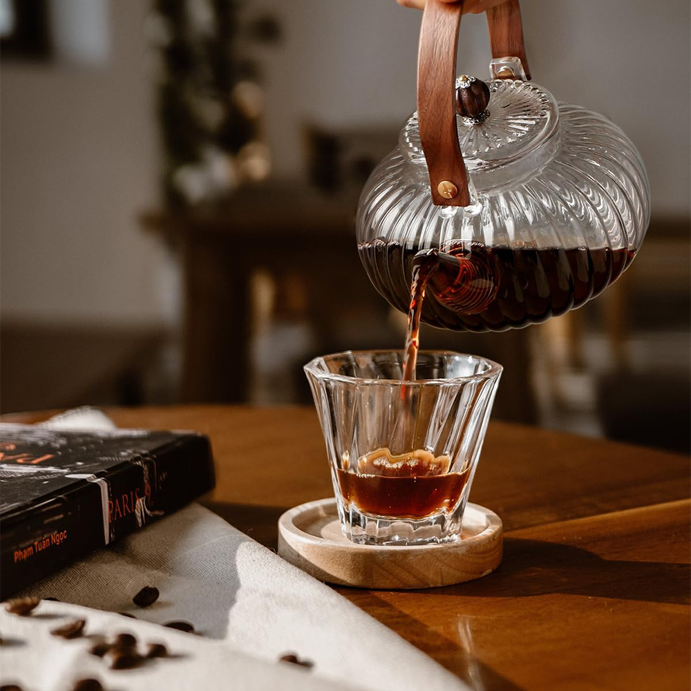 (900ml) Glas Tee Kanne mit Spiral Ausguss Teebereiter Karaffe mit Holz Griff Getränke Krug - Transparent / Braun