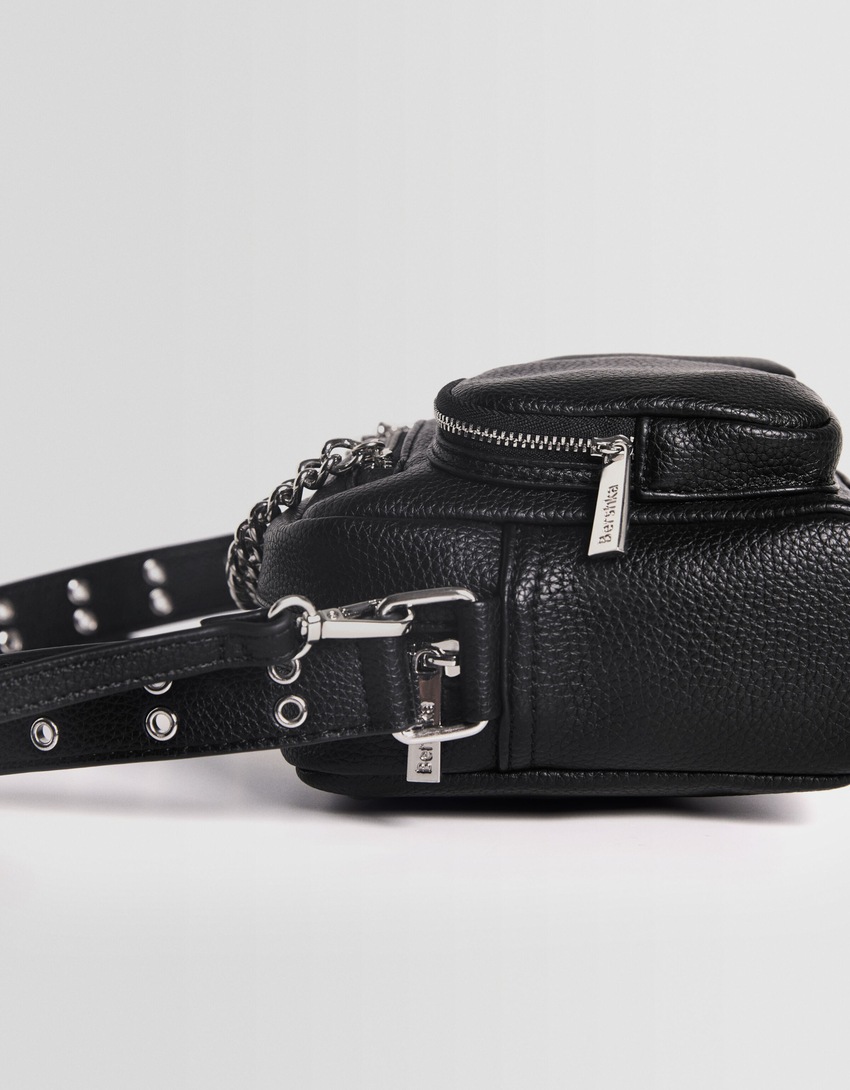 Bolsa transversal multifuncional com corrente e bolsos.
