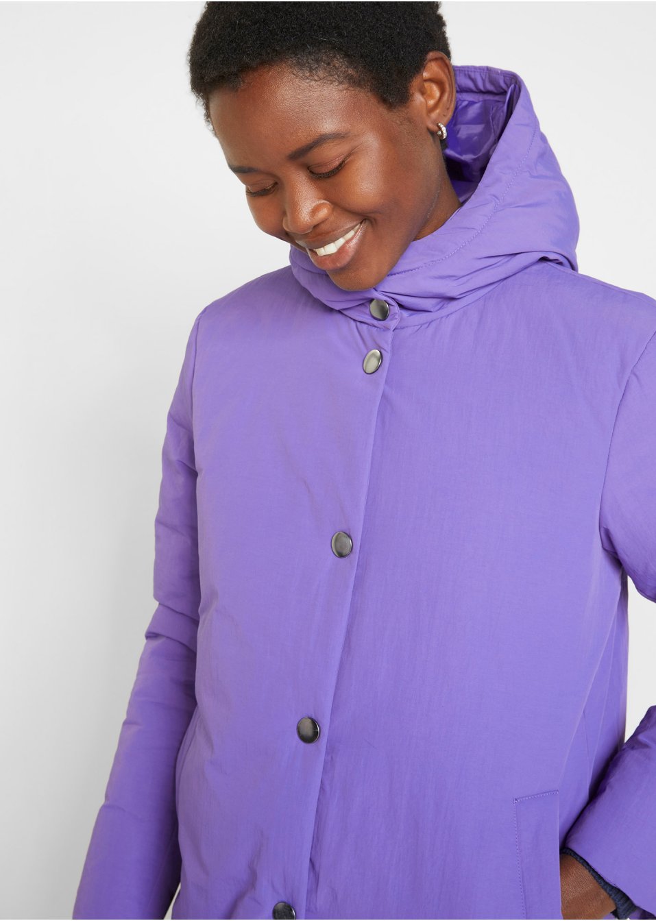 Manteau long et chaud avec capuche et fente latérale