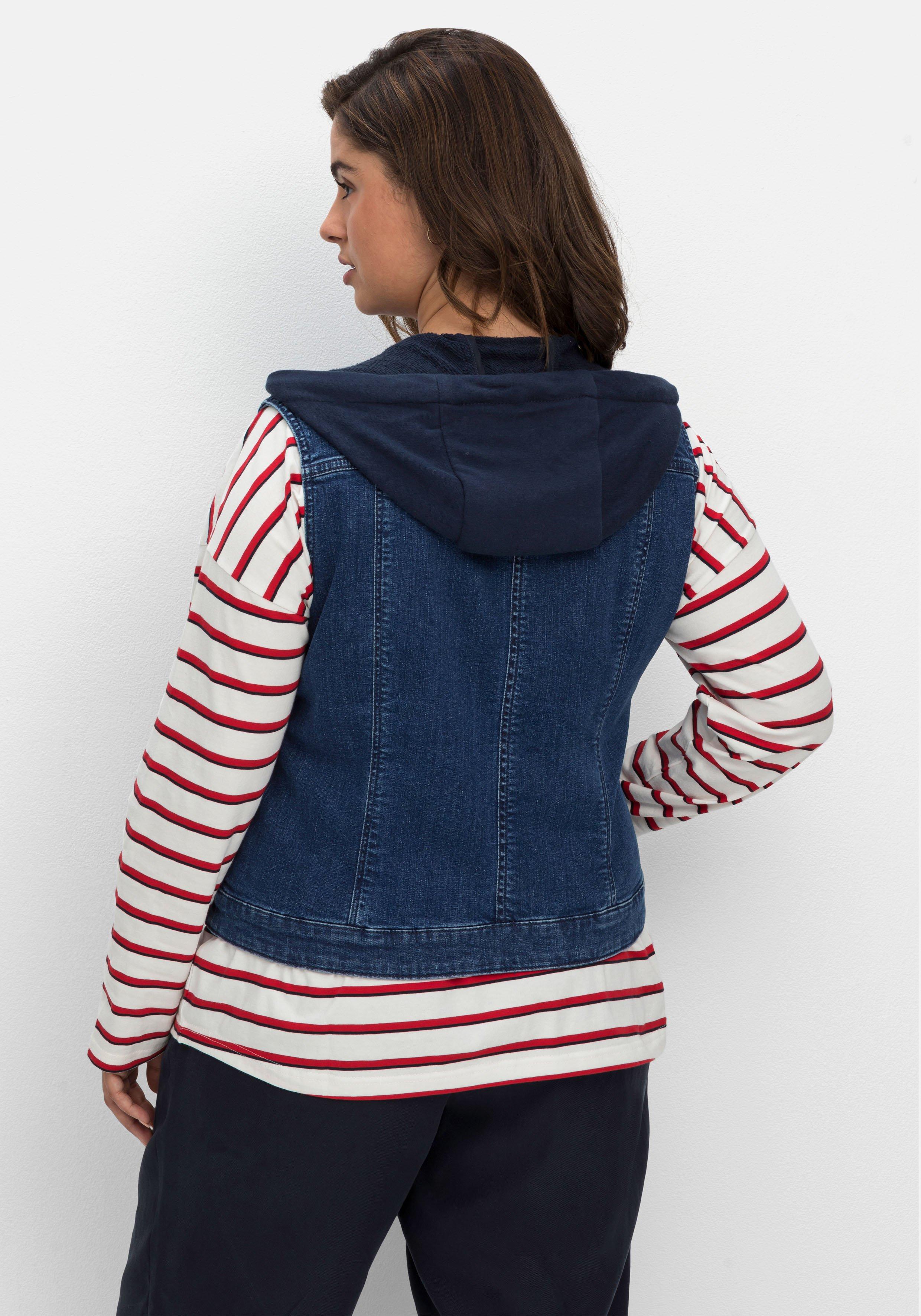 Kurze Jeansweste mit Sweatkapuze, in taillierter Form