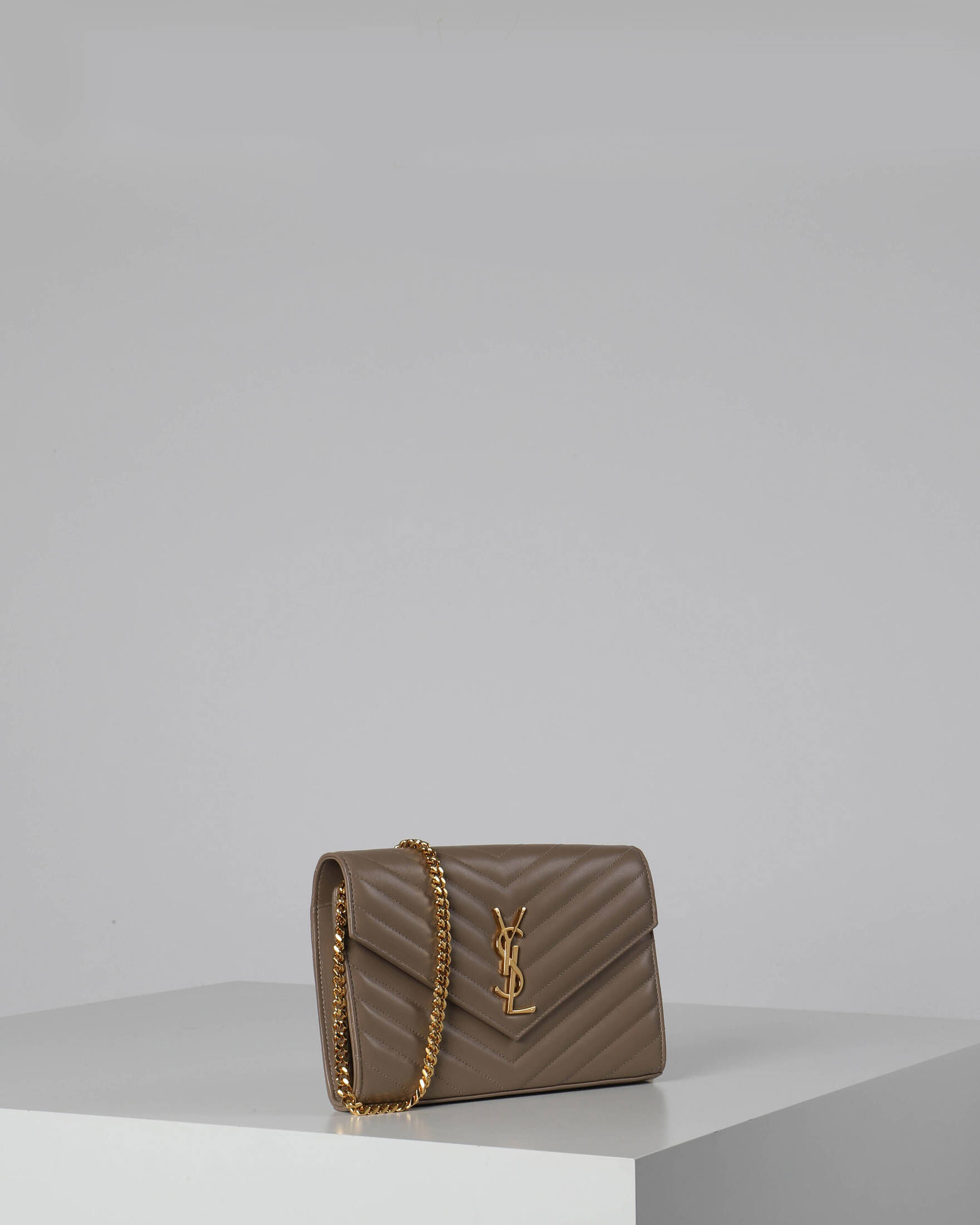 Saint Laurent| Damen Brieftasche mit Kettenriemen CASSANDRE MATELASSÉ