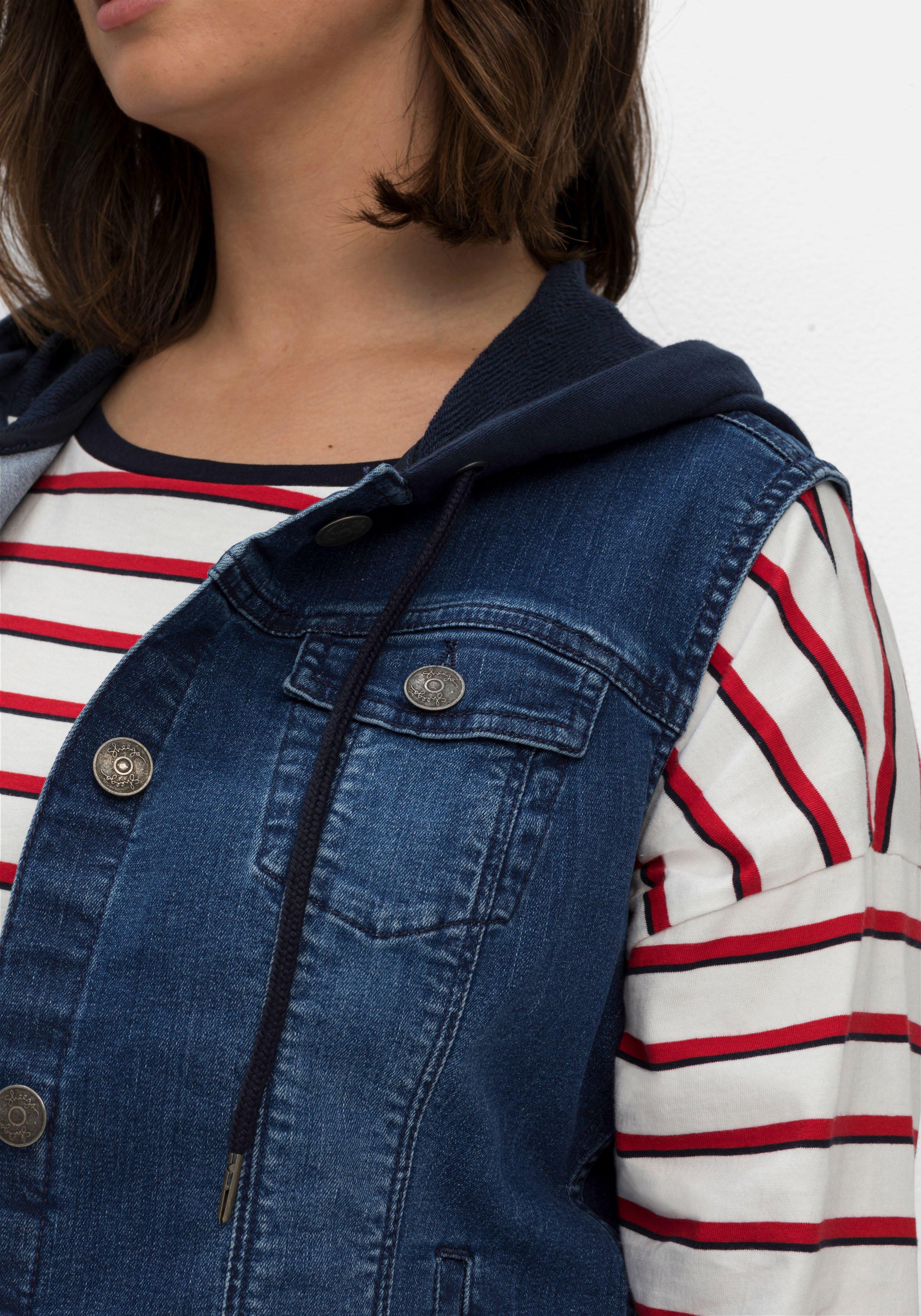 Kurze Jeansweste mit Sweatkapuze, in taillierter Form