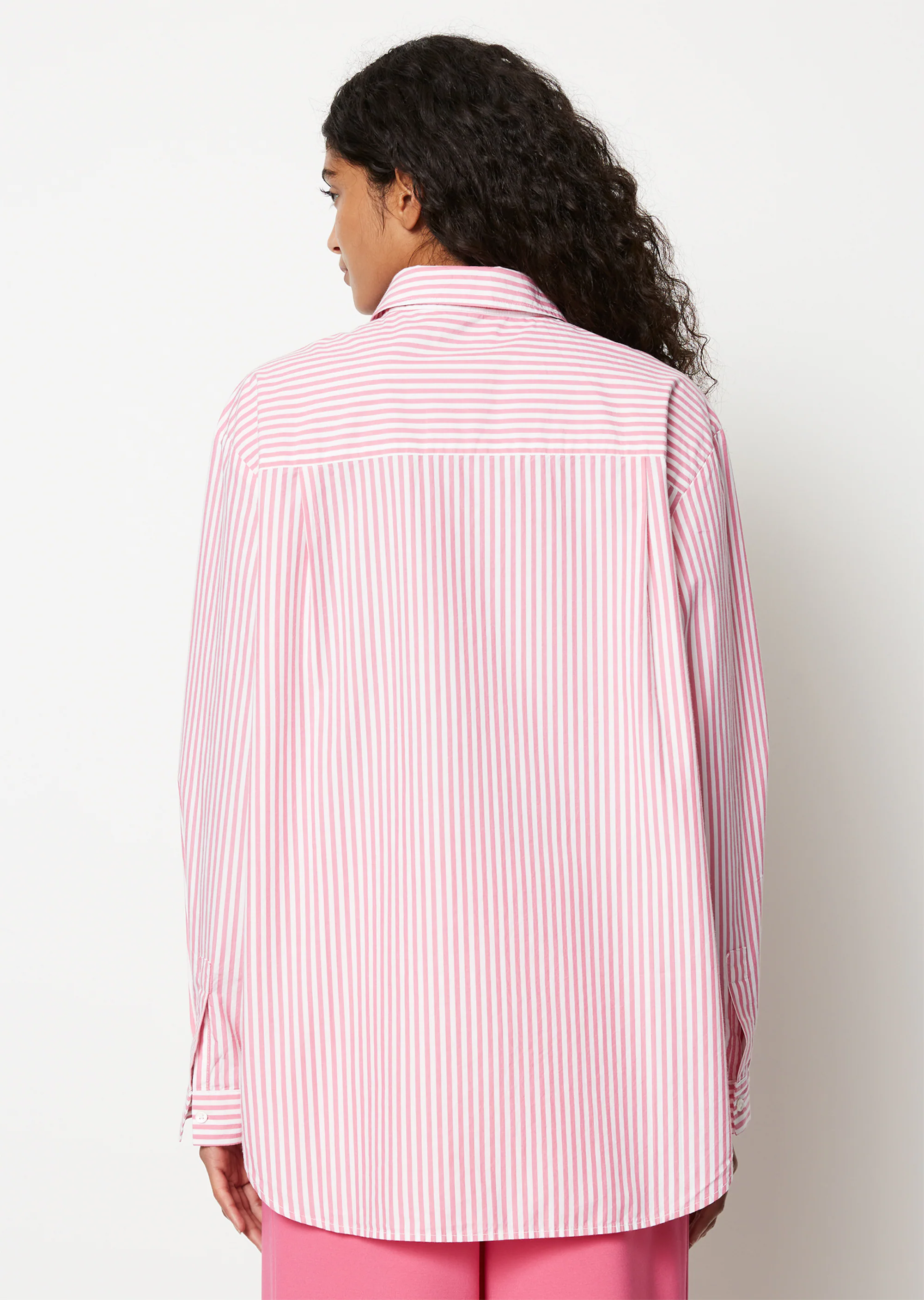 Streifen-Bluseim Boyfriend-Stil