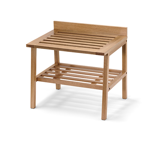 Hocker mit breiten Ablageflächen