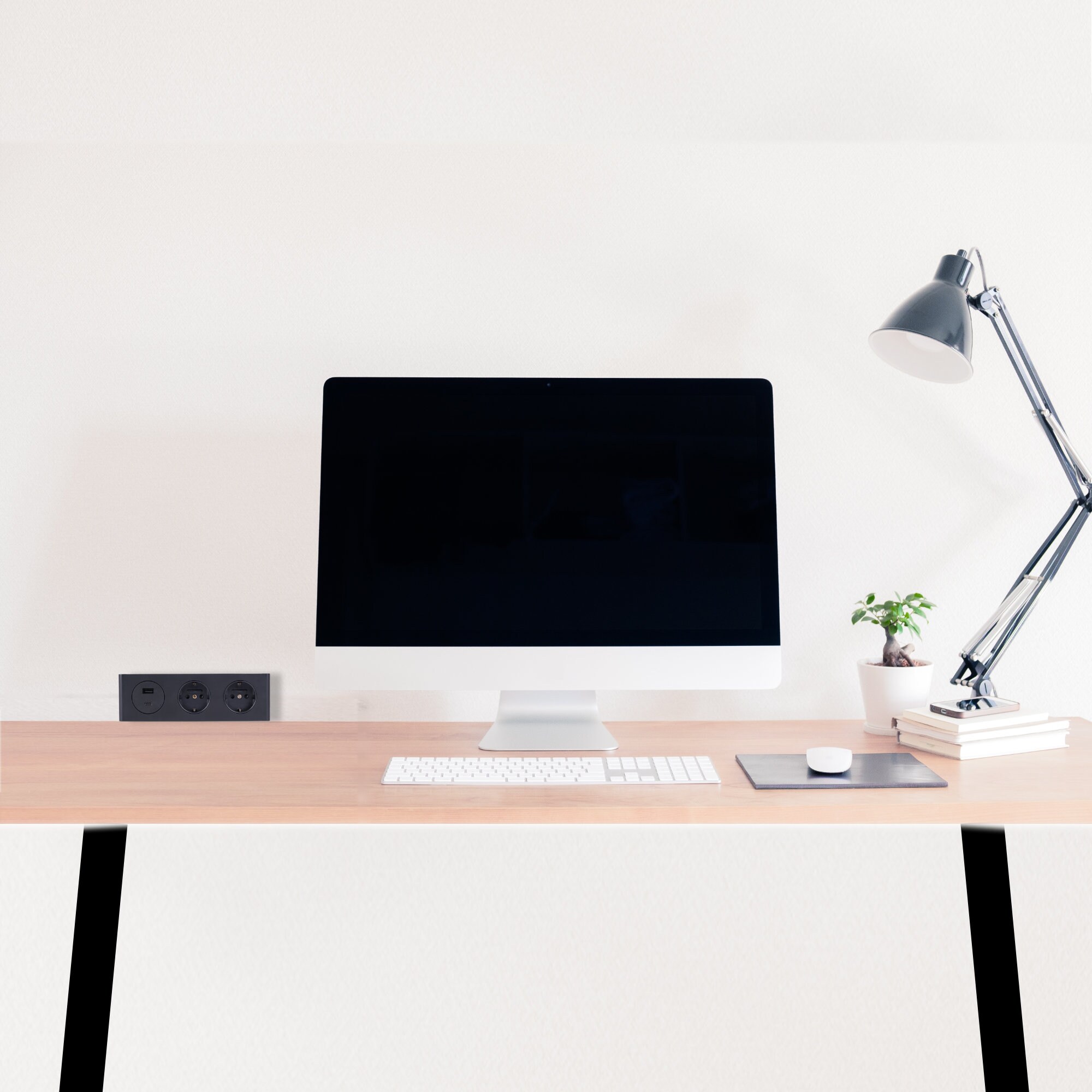 kalb | 3-fach Steckdosenleiste zur Montage, 2x 230V und 2x USB Steckdosen, 200x46x62.5 mm, Anschlusskabel mit Stecker, schwarz