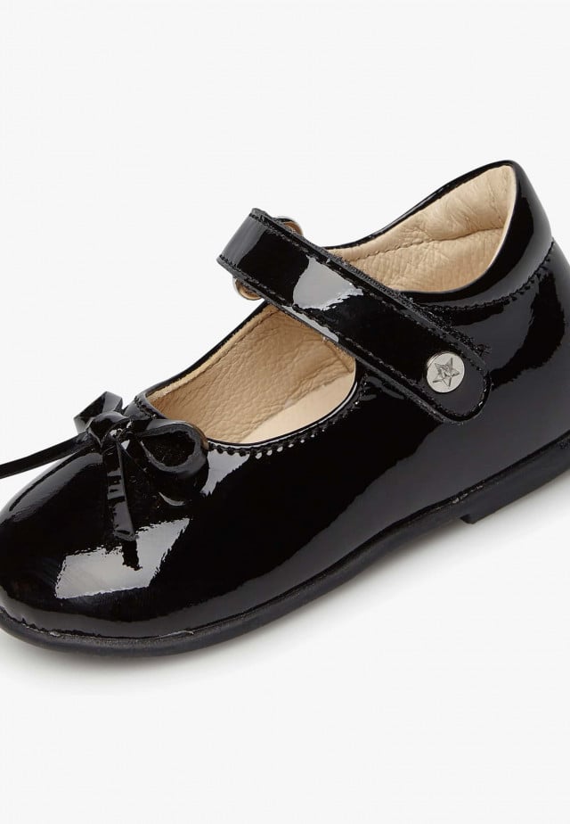 NATURINO BALLETBallerinas aus Lackleder mit Riemchen, Elfenbein schwarz