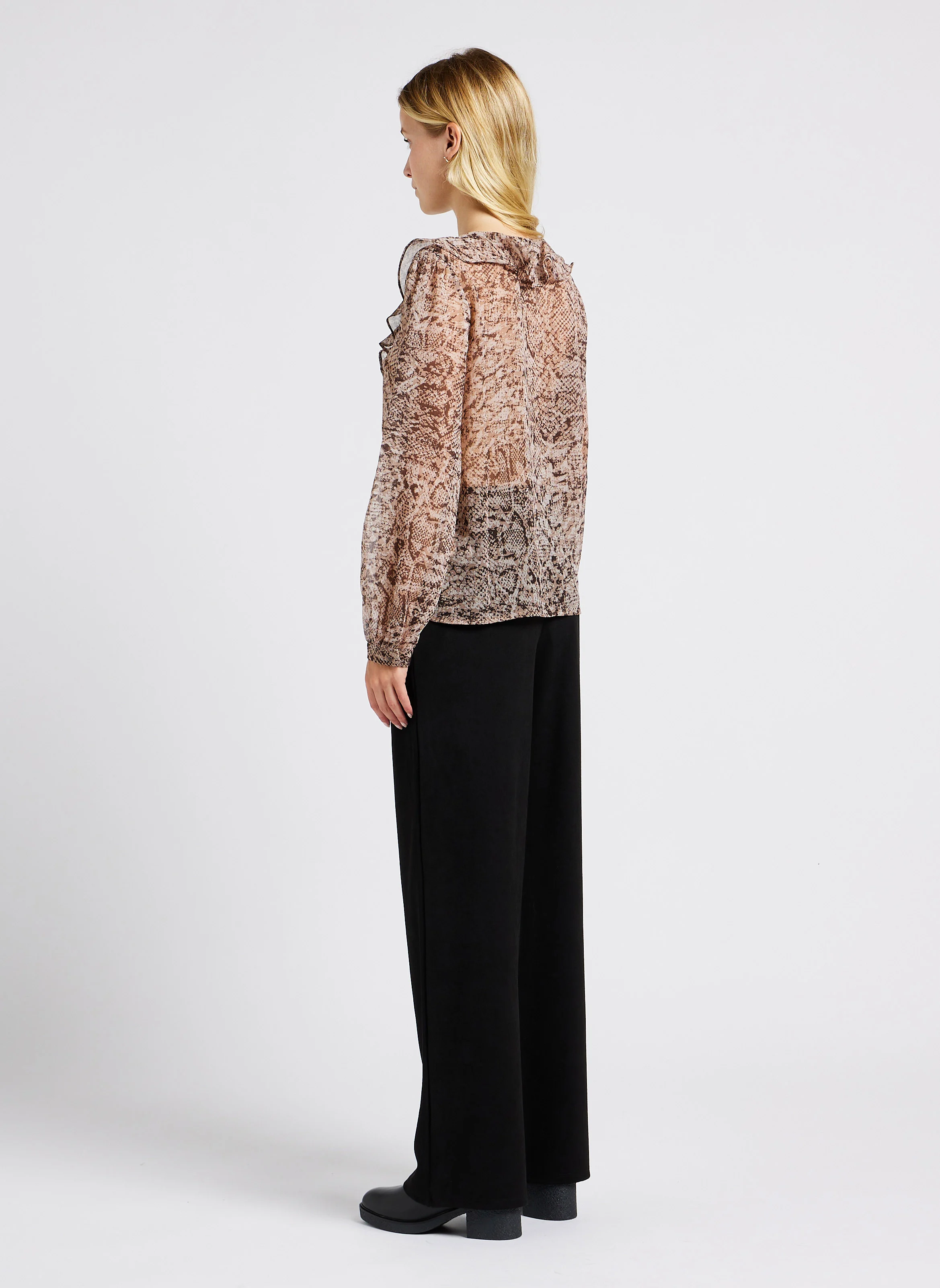 LISANE - Top col V imprimé python à volants| Beige
