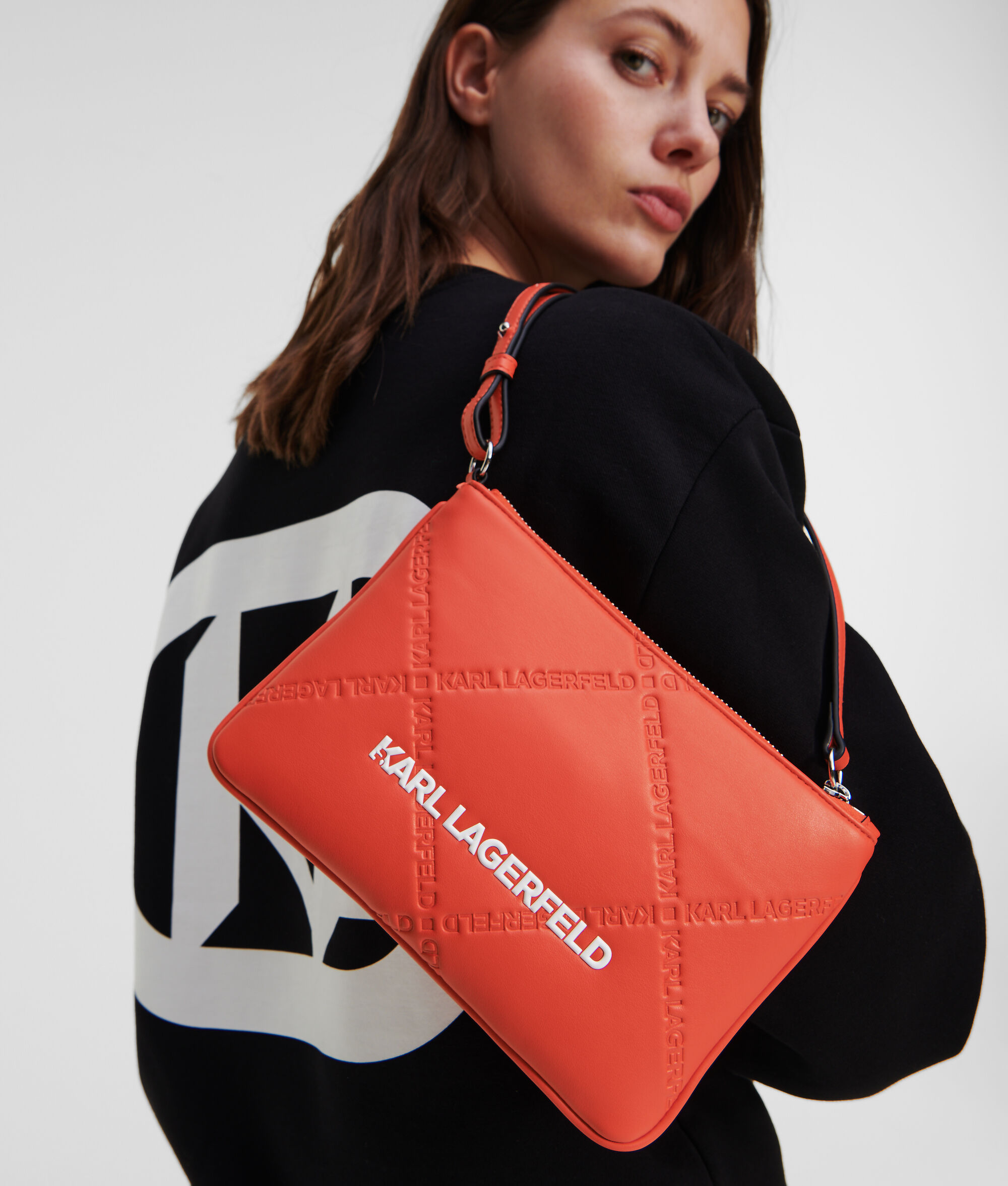 POCHETTE AVEC RELIEF ET SANGLE K/SKUARE