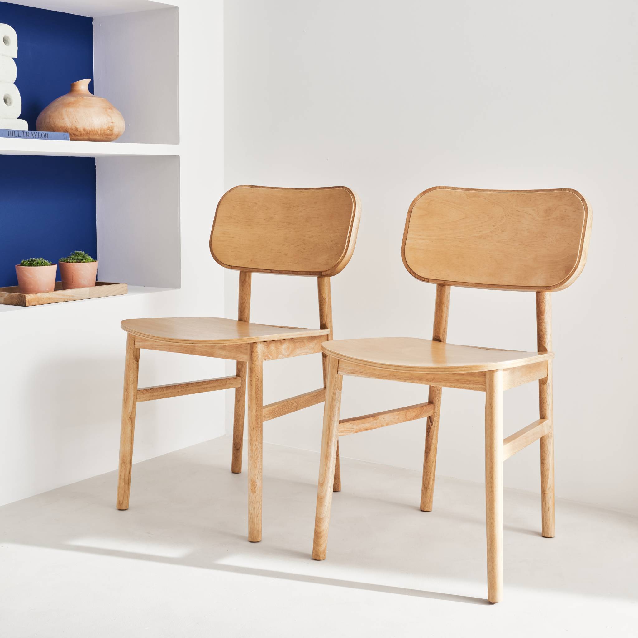 Lot de 2 chaises en bois d'hévéa. Forme courbée. Finition brossée
