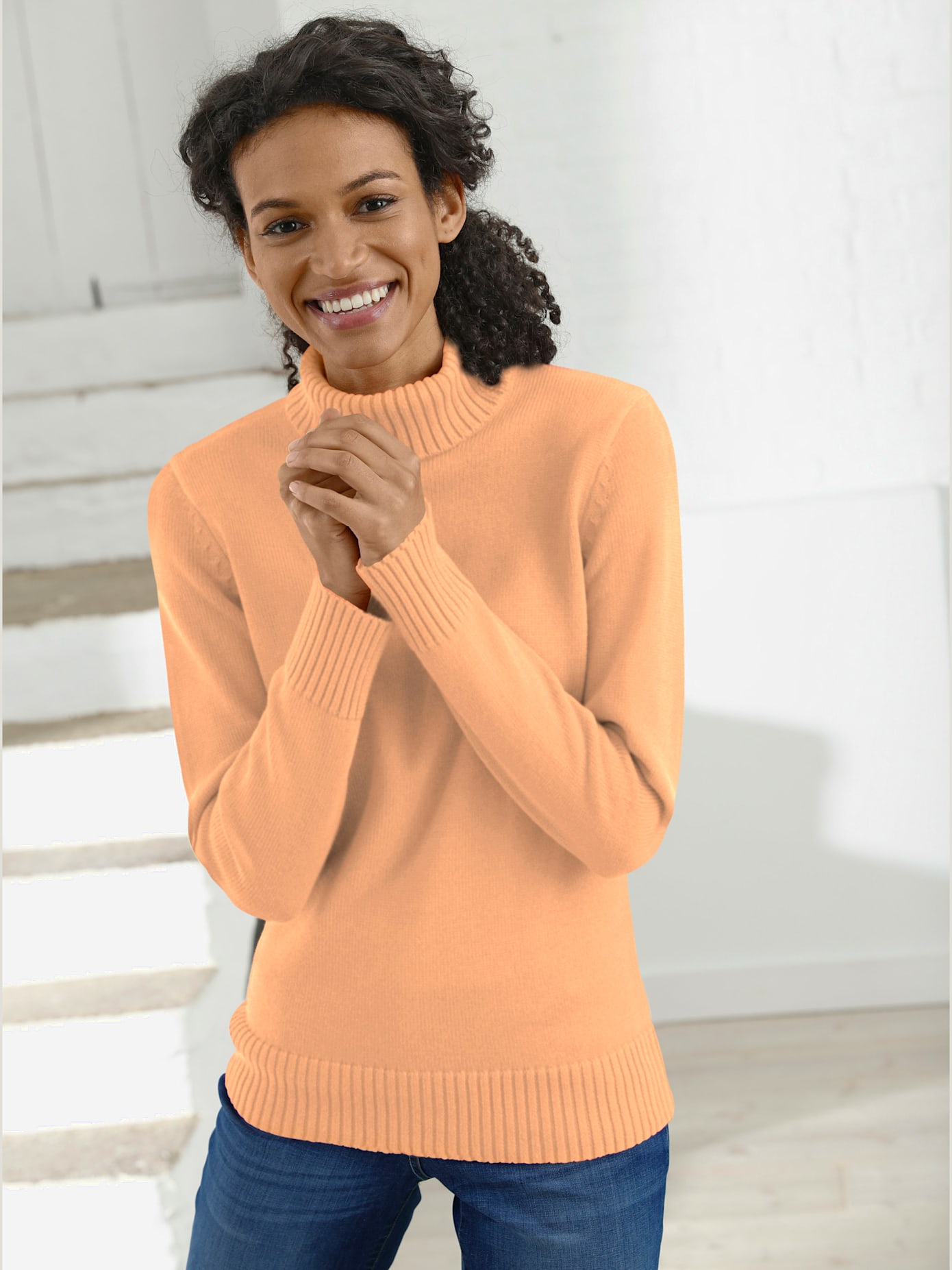 Pull femme col roulé manches ourlet avec finitions côtelées