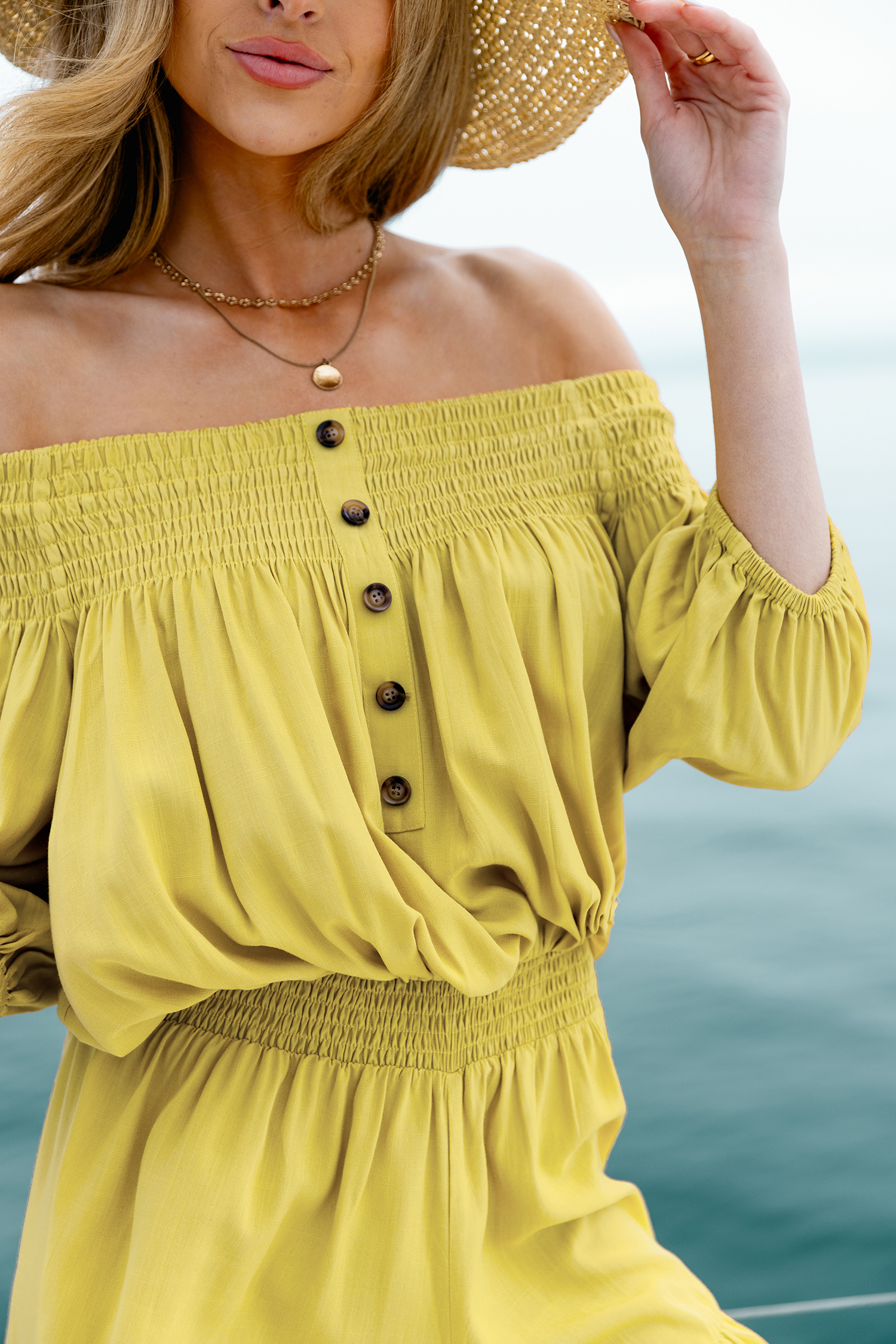 Combishort à épaules dénudées et smocks jaune