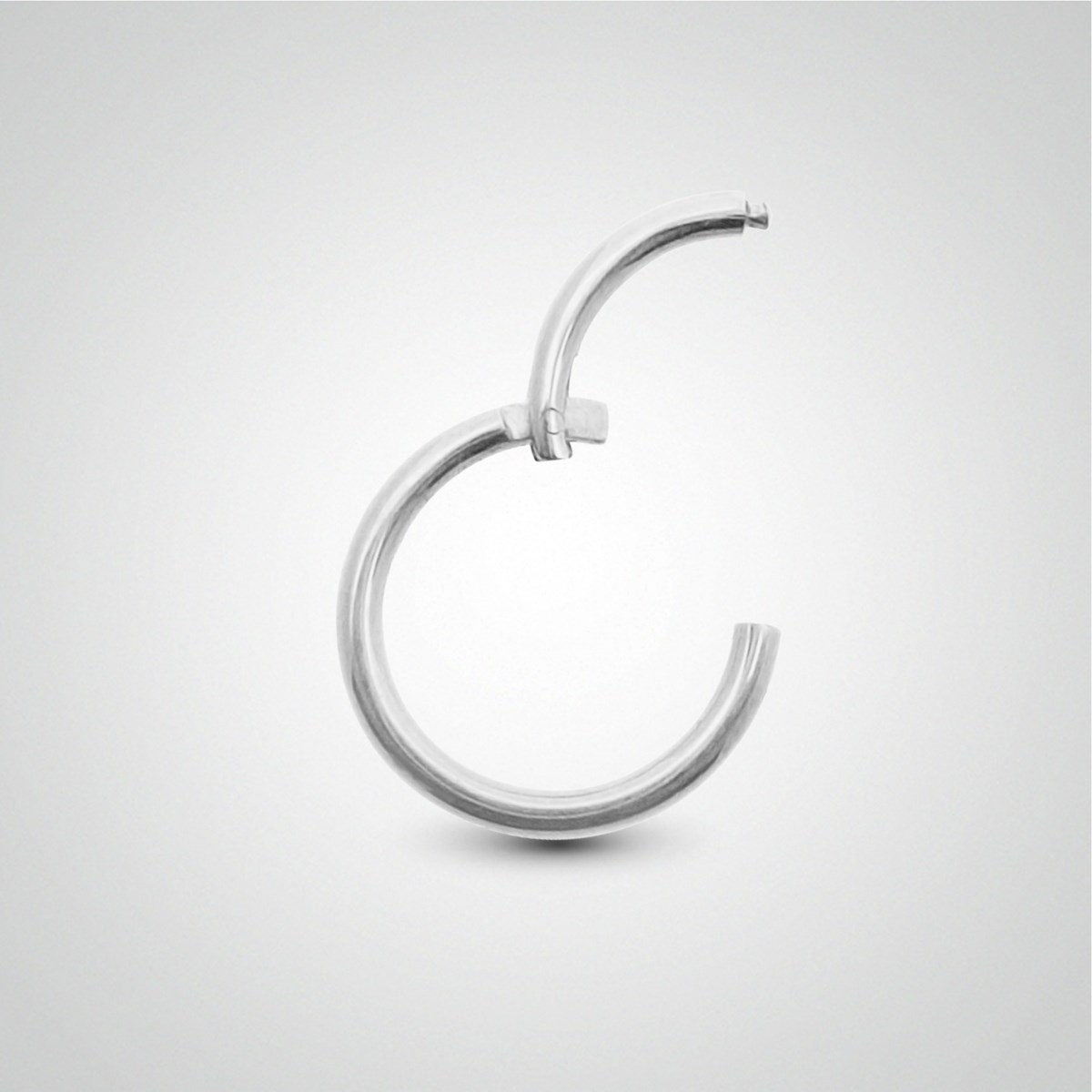 Piercing d'hélix anneau en or blanc pose manuelle