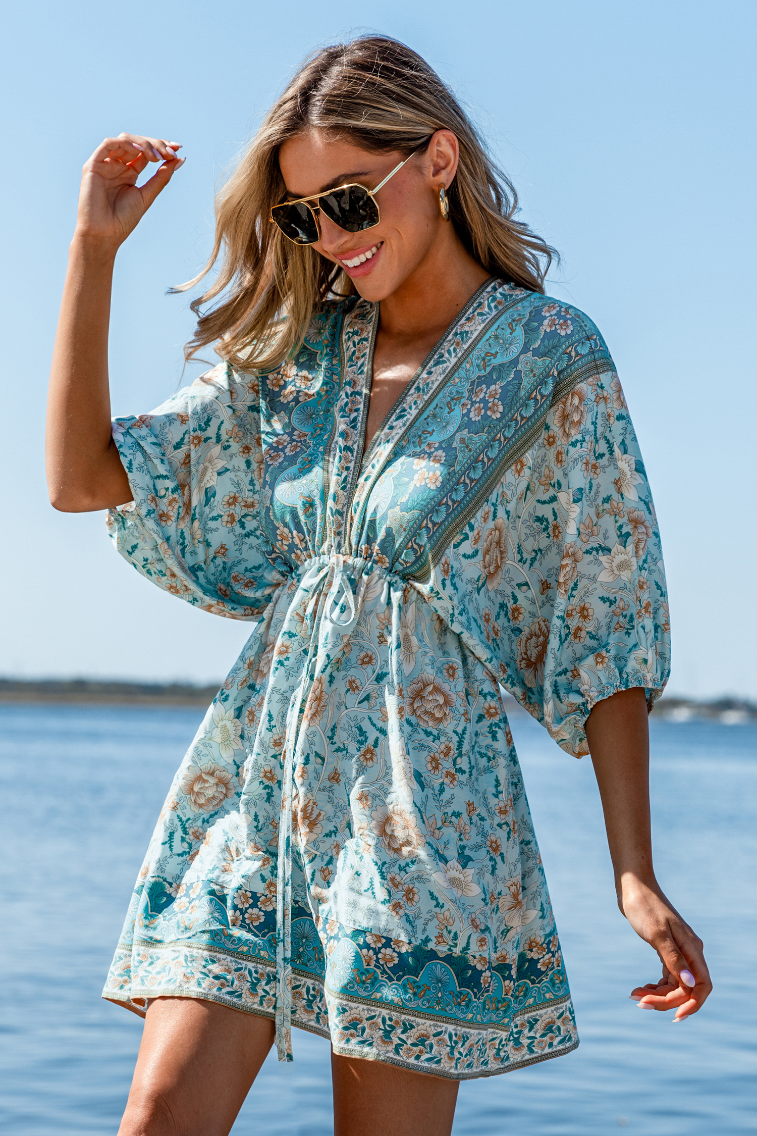 Robe mini avec col plongeant à fleurs bleue