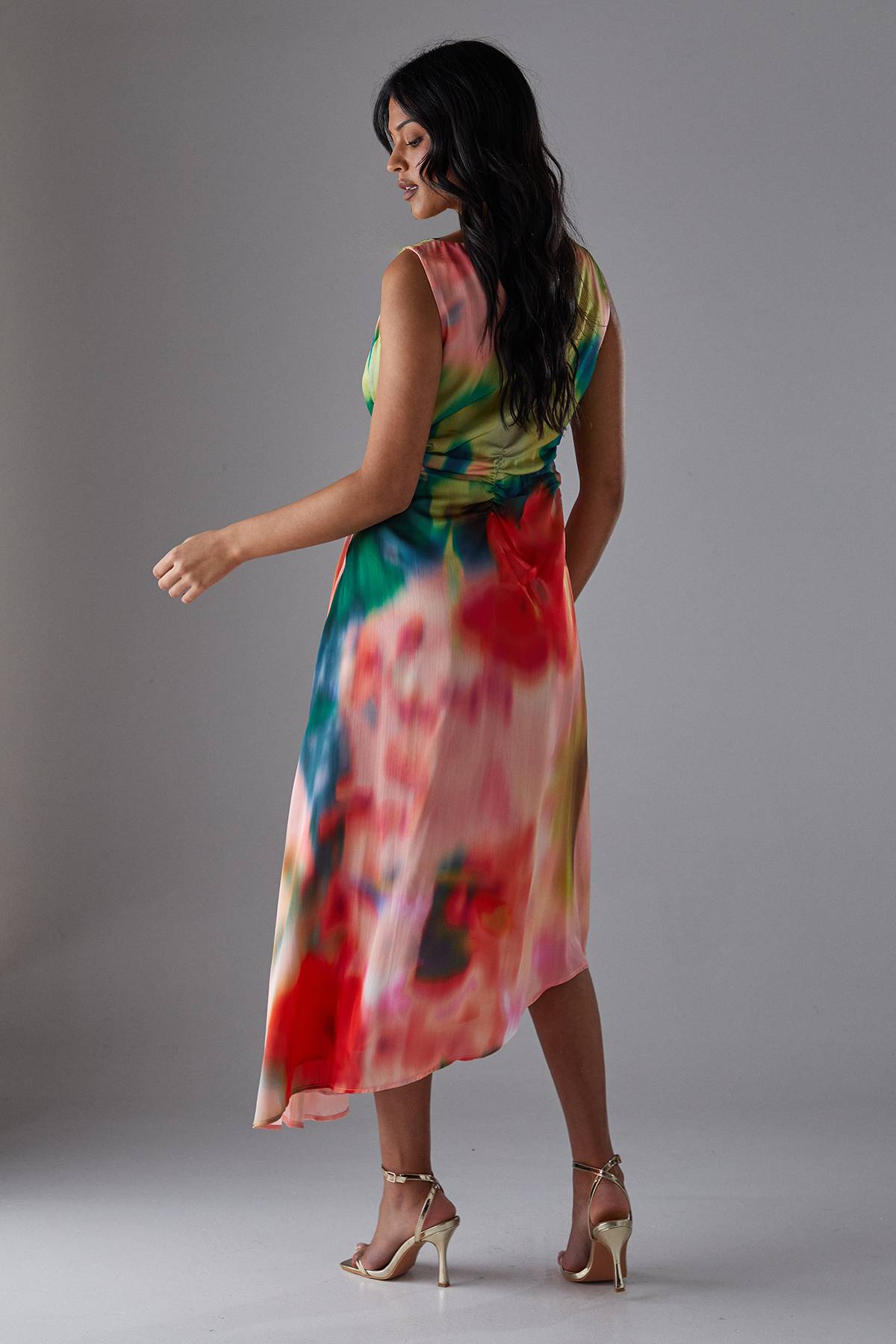 Warehouse Robe Midi Imprimée En Satin Sans Manches Avec Nœud Devant Et Ourlet Asymétrique
