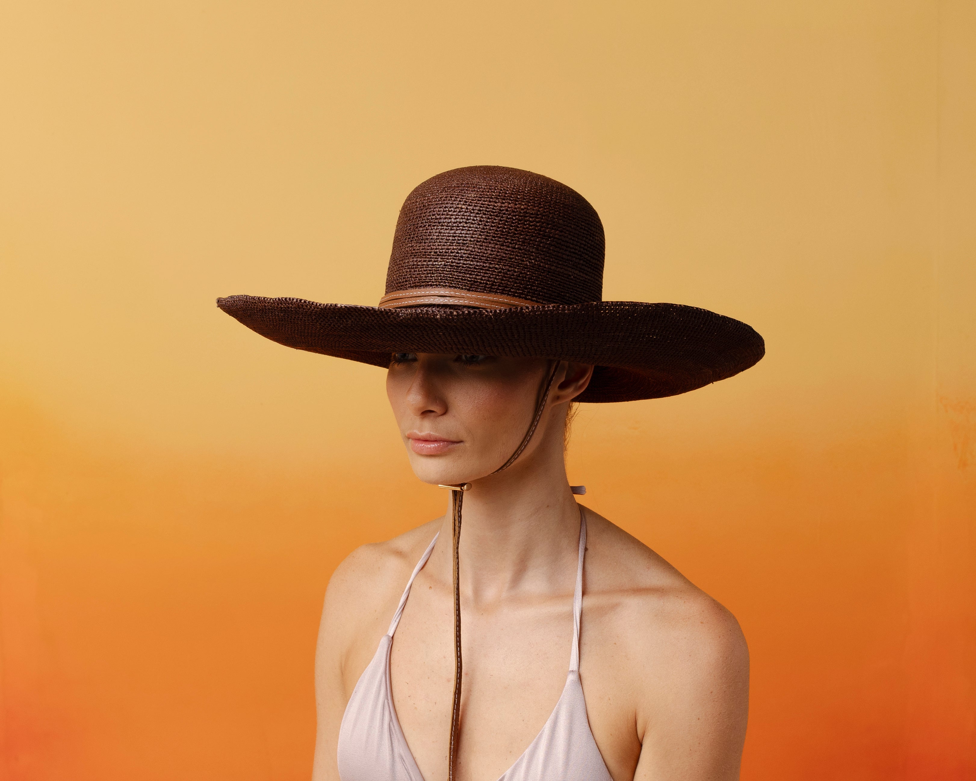 Chapeau crocheté à bord extra long avec bandeau en cuir ajustable
