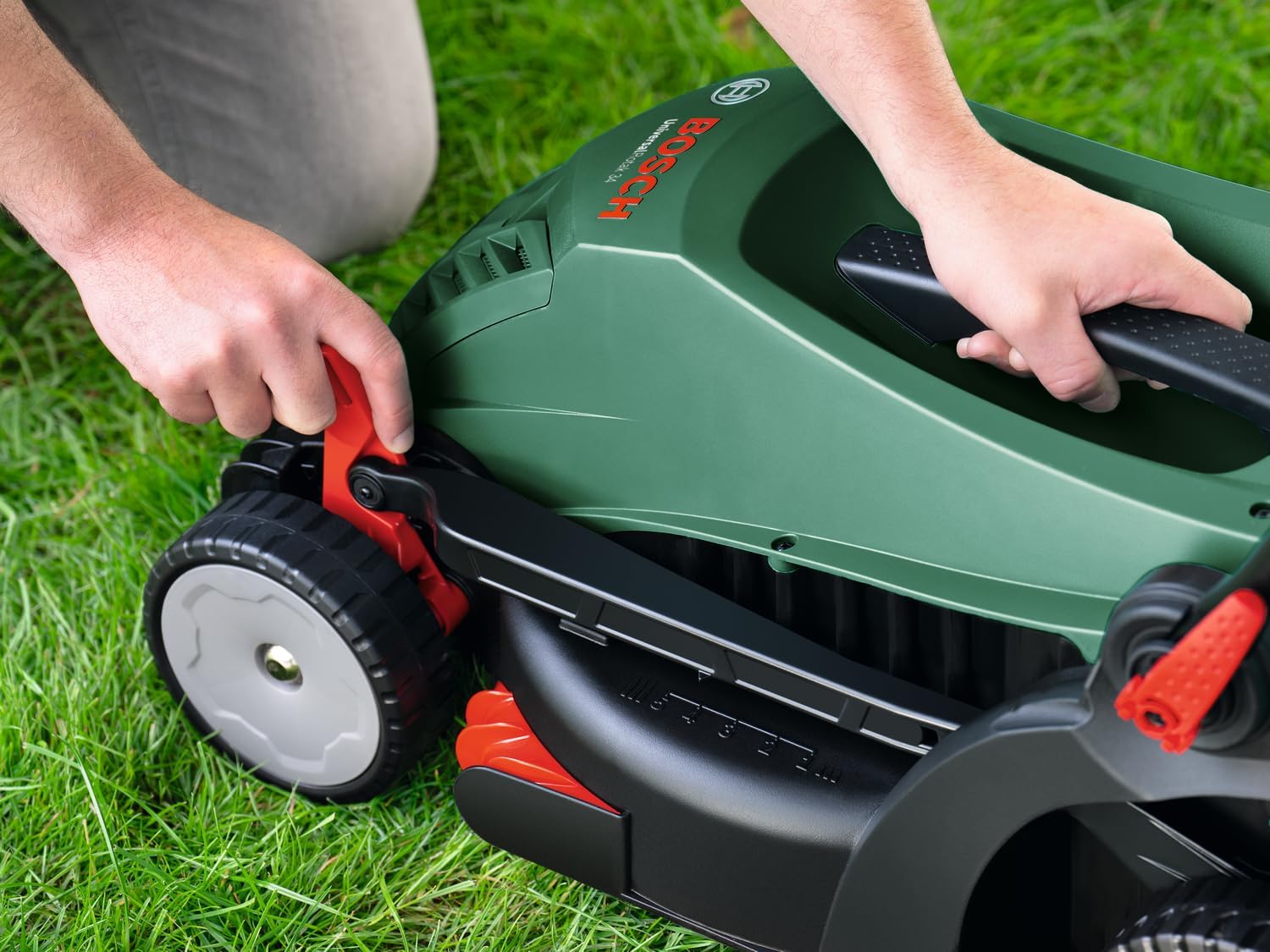 Bosch Schnur-Rasenmäher UniversalRotak 34-410 (230 V, Schnittbreite 34 cm, 40 Liter Graskasten, mit Graskämmen)