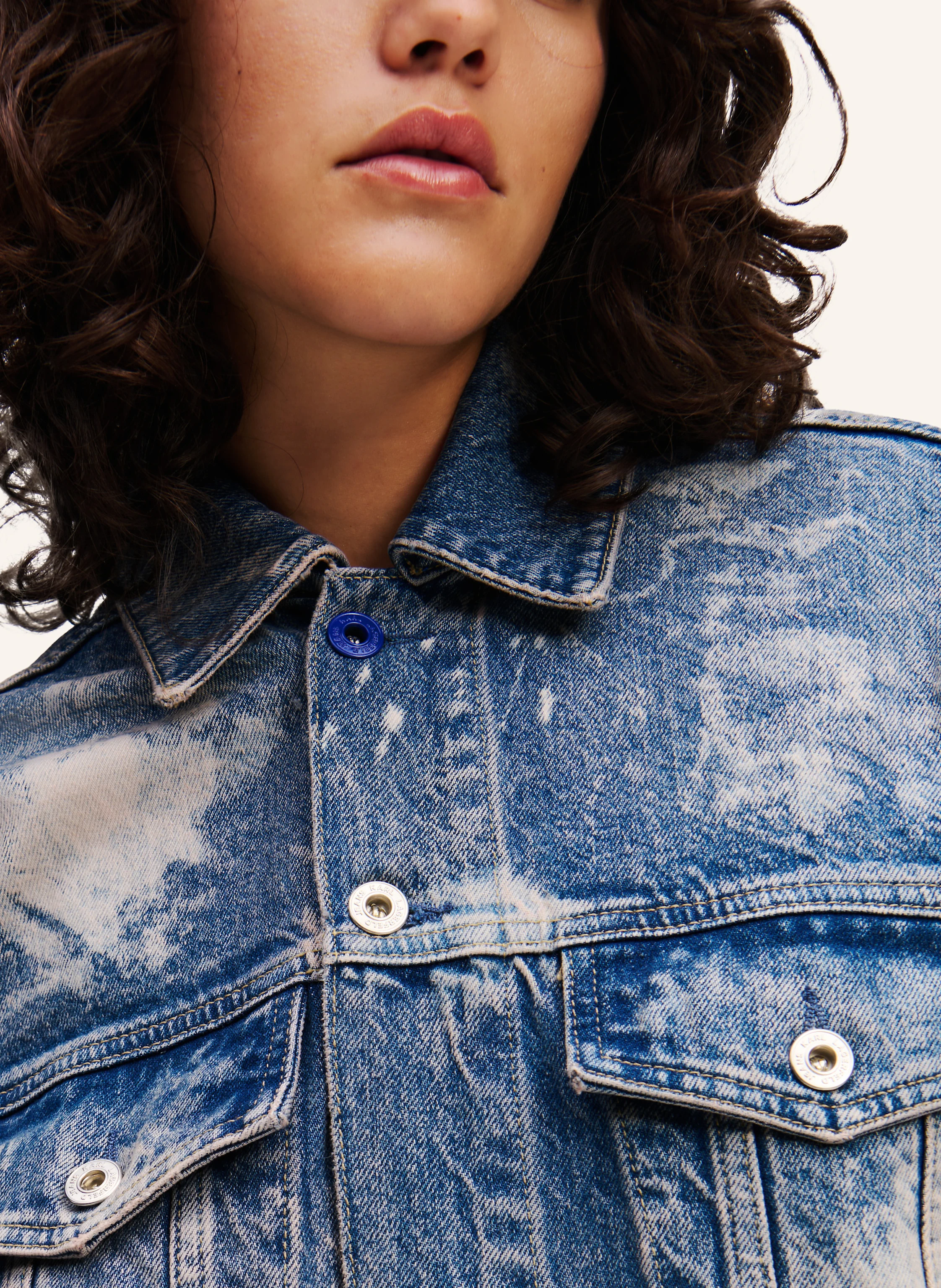 KARL LAGERFELD JEANS GEBLEICHTE JEANSJACKE IN LÄSSIGER PASSFORM
