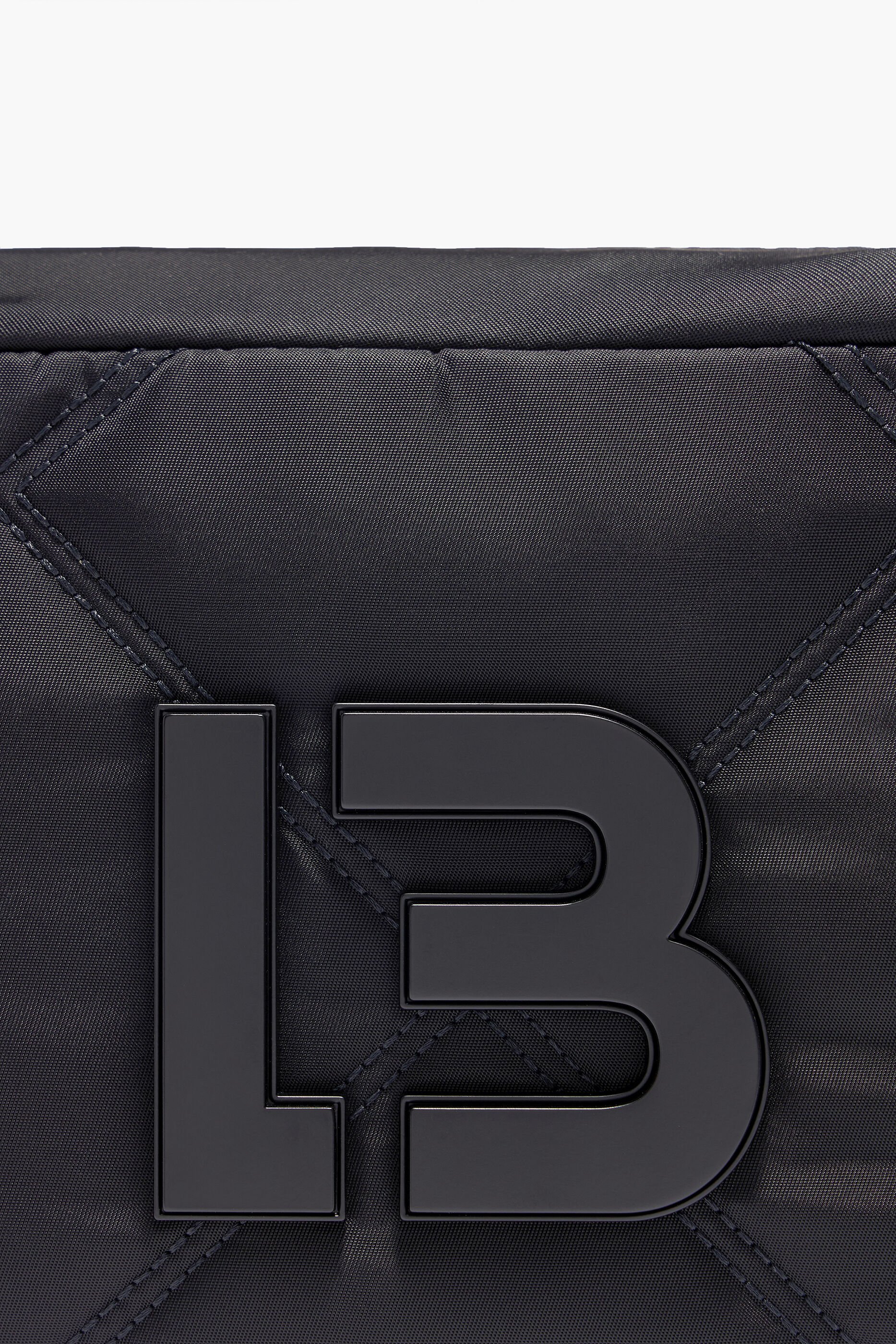 Bolsa de ombro pequena preta acolchoada em nylon.