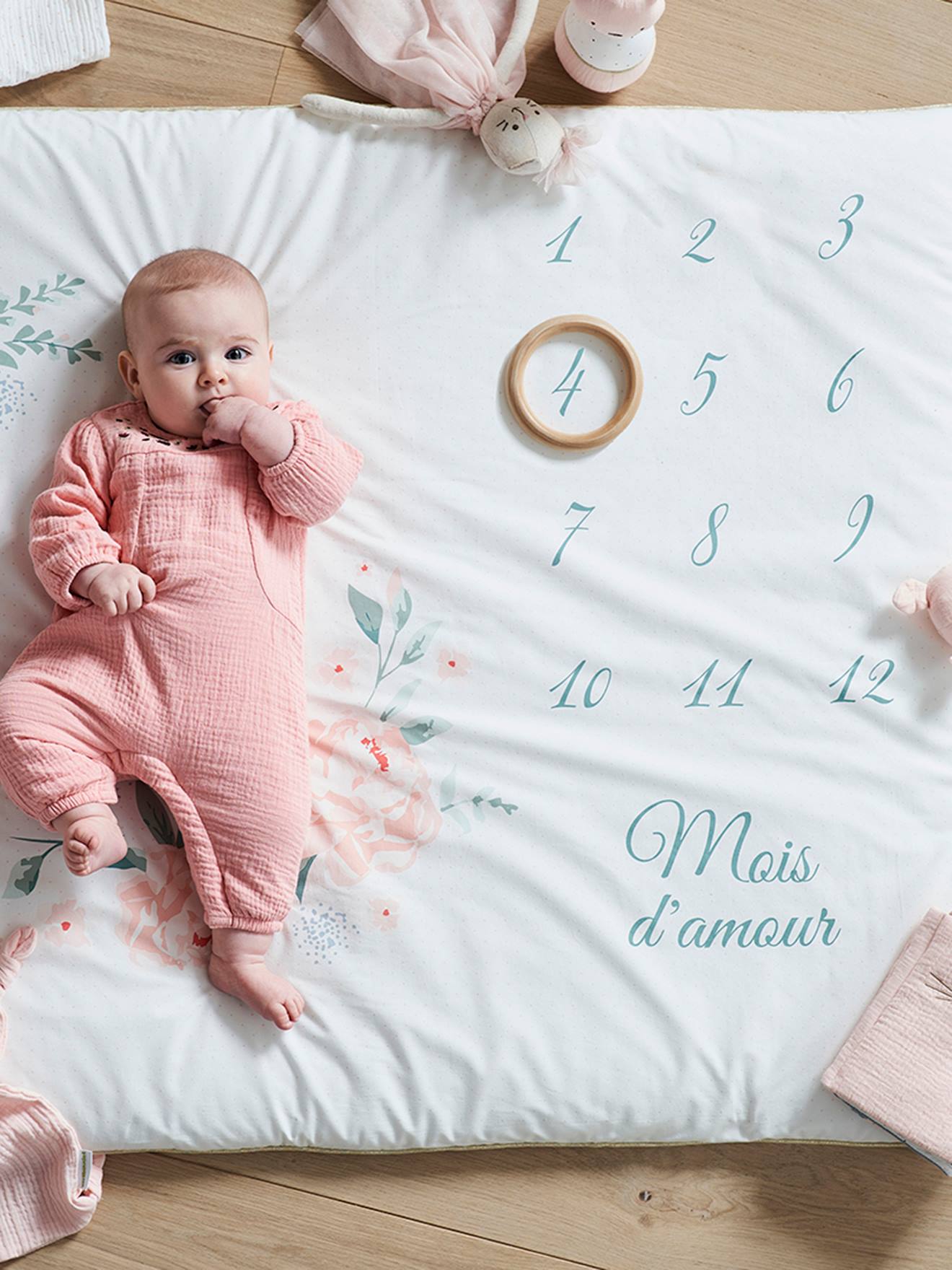Tapete fotográfico Eau de Rose para bebê, branco claro liso com estampas.