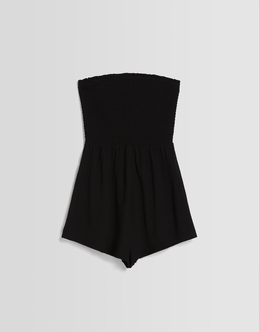 Macacão curto texturizado estilo bandeau com franzido.