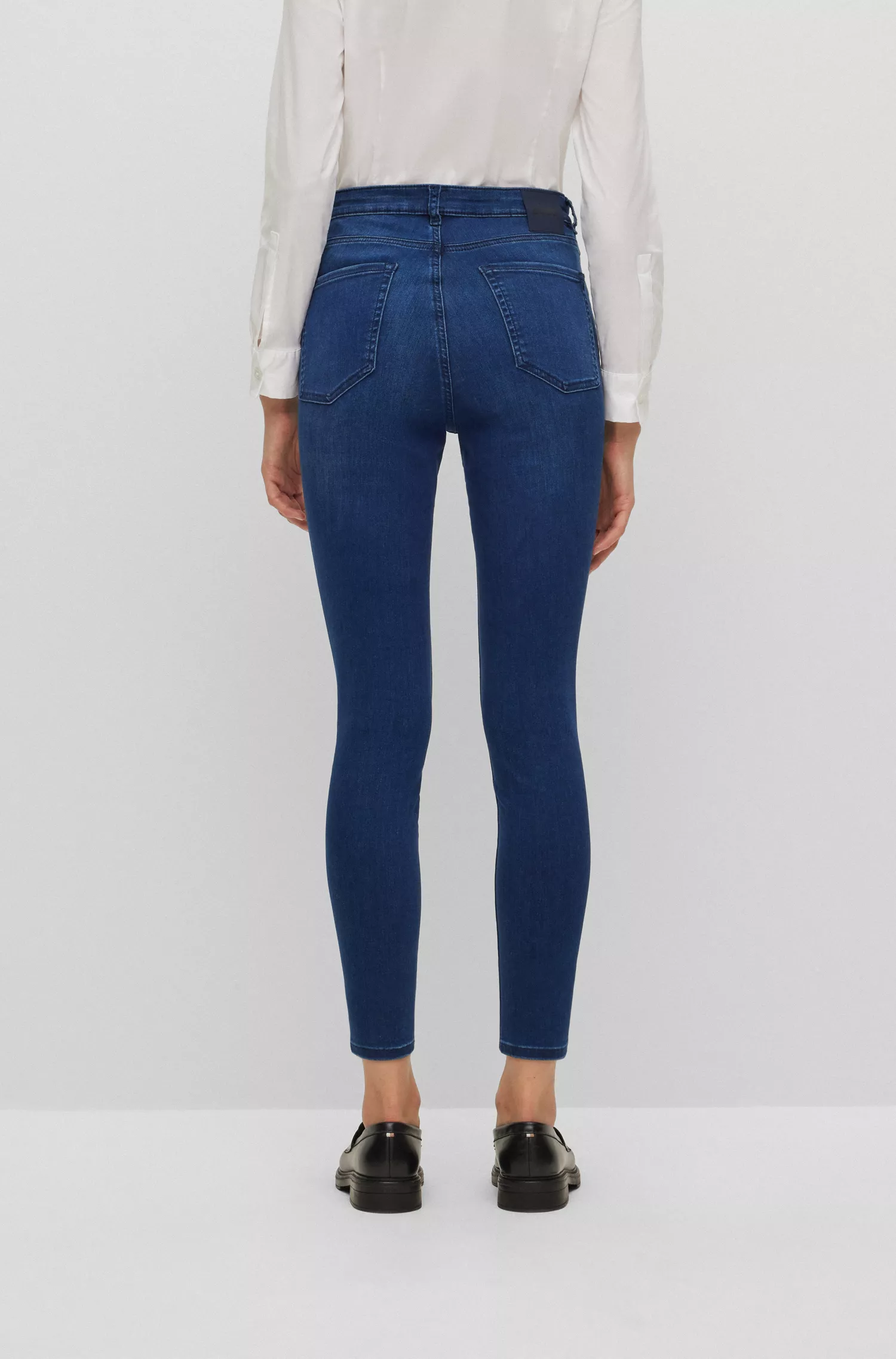 Calça jeans BOSS preta de cintura alta em denim power-stretch azul.