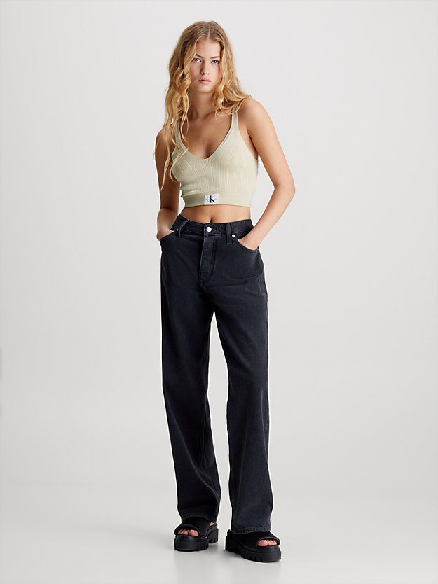 Top estilo bralette em lyocell macio com textura canelada.