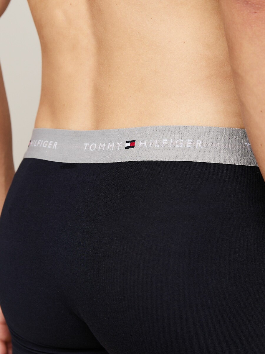 TOMMY HILFIGER<br>Conjunto de 5 cuecas boxer essenciais em algodão com a assinatura da marca.