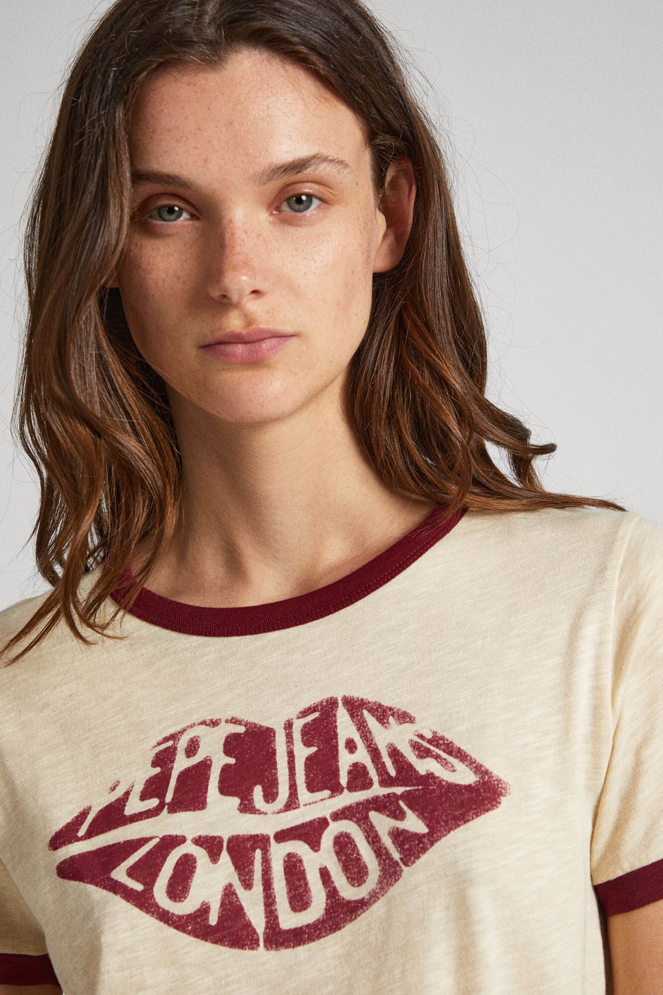 Camiseta com estampa de lábios