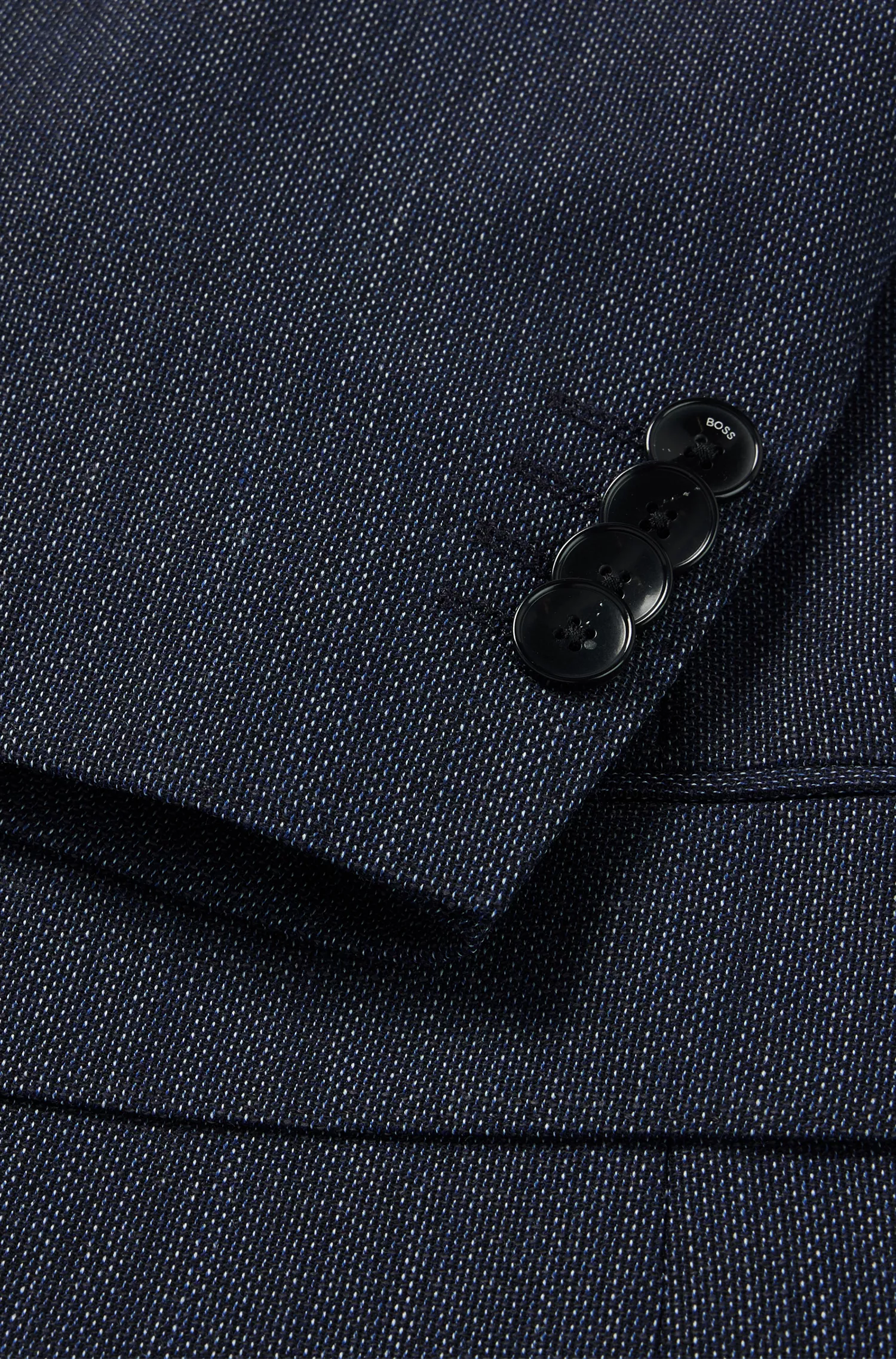 Terno BOSS preto, corte regular, em mistura de lã com microestampa.