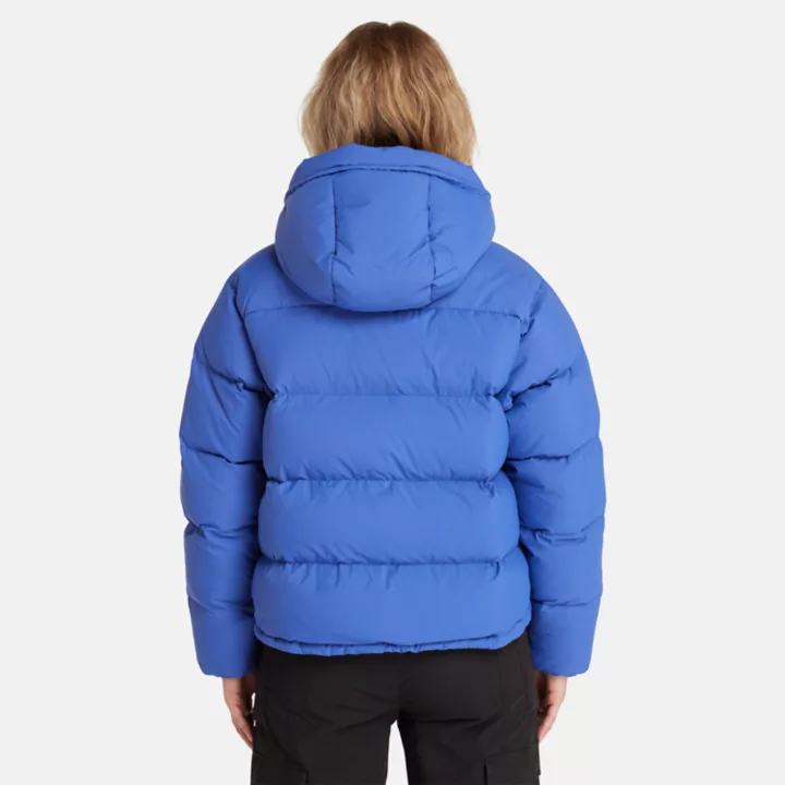 Jaqueta puffer feminina de plumas recicladas na cor azul.