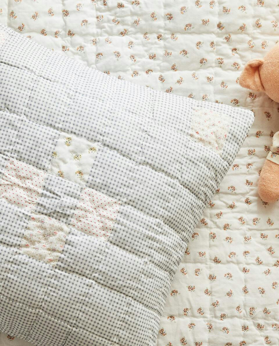 CAPA DE ALMOFADA COM ESTAMPA FLORAL EM PATCHWORK