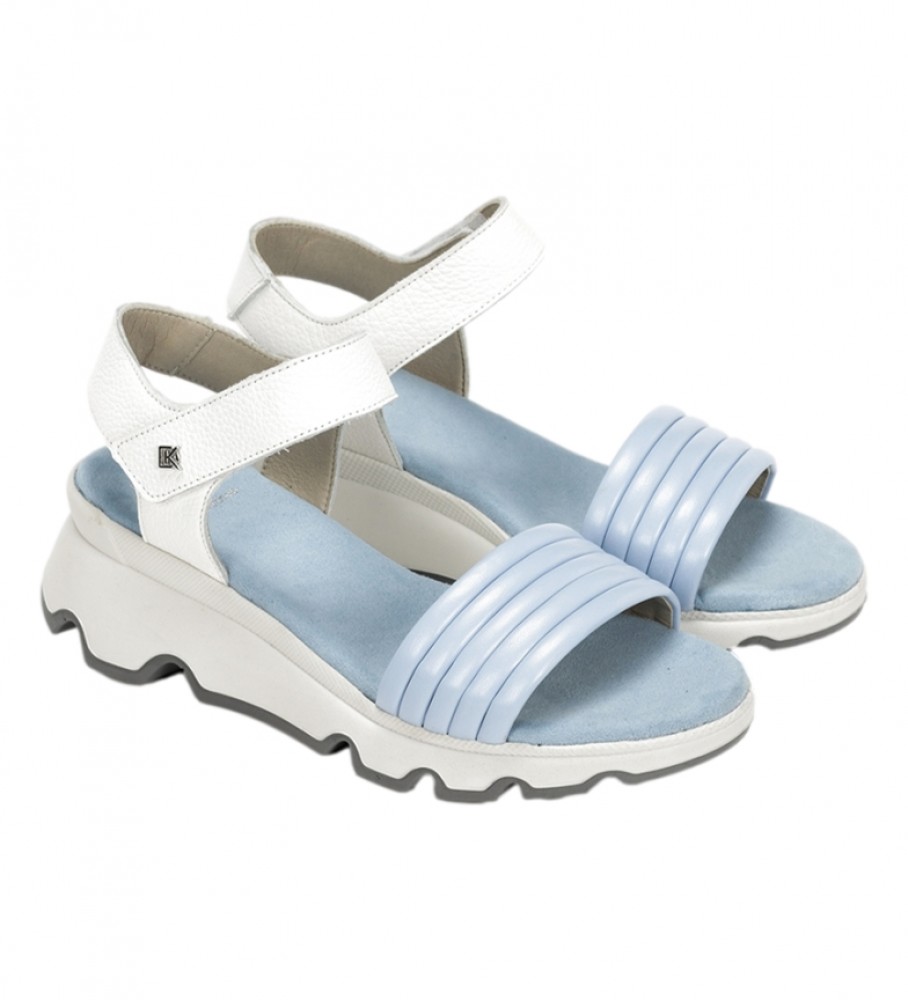 Sandálias Dorking by Fluchos em couro, modelo D9023SELA1, na cor azul - Altura do salto: 6 cm -