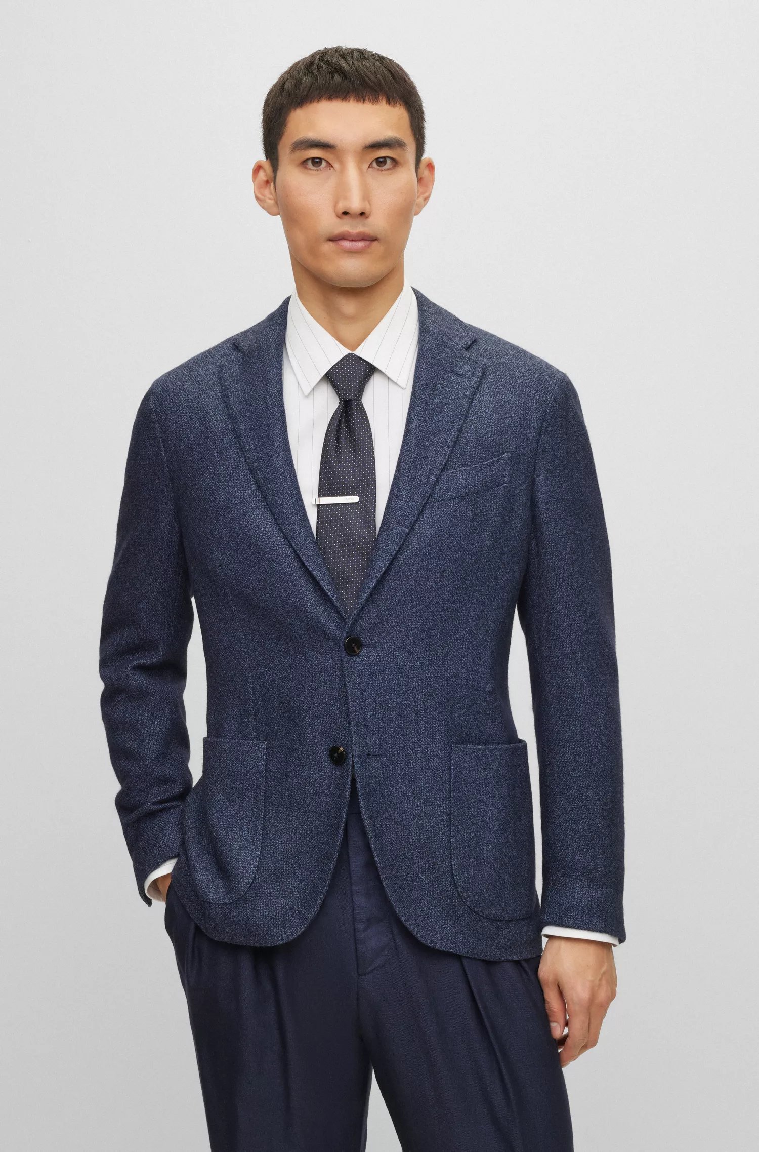 Jaqueta BOSS cor camelo, corte slim, em seda e cashmere com microestampa.