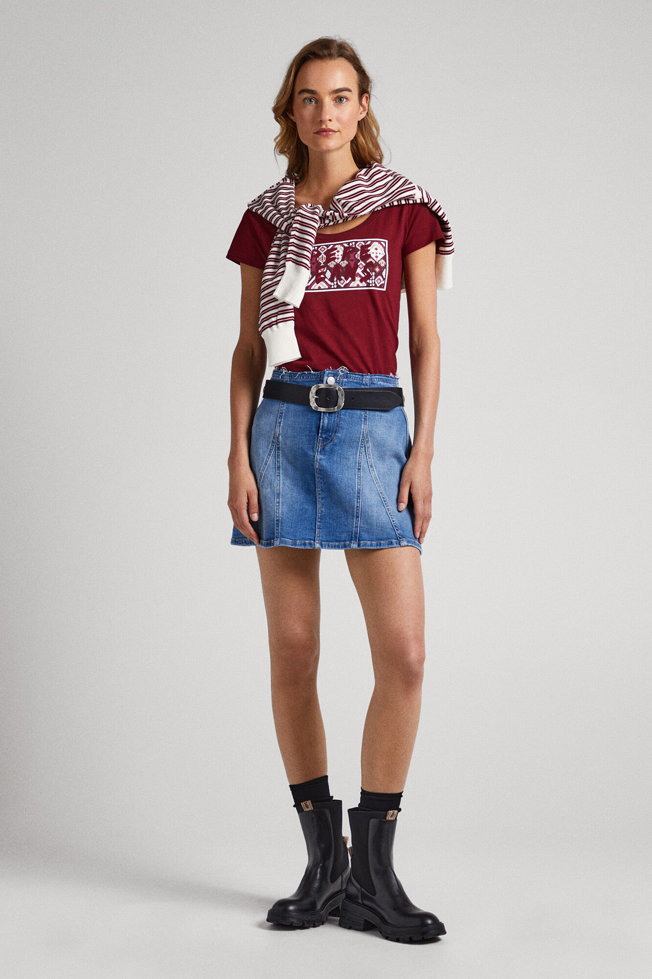 estampa de logotipo em camiseta