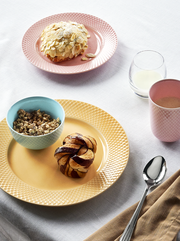 Lyngby Porcelæn  Rhombe Color frokosttallerken, rosa - Ø: 21 cm.