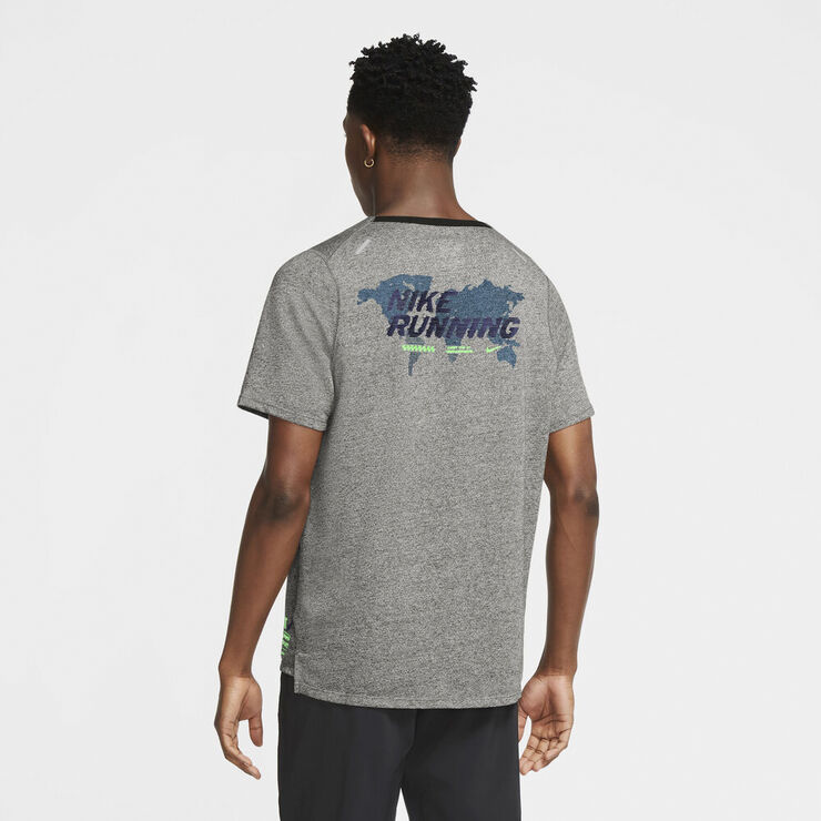 Nike Rise 365 Future Fast Lobe T Shirt. Grå