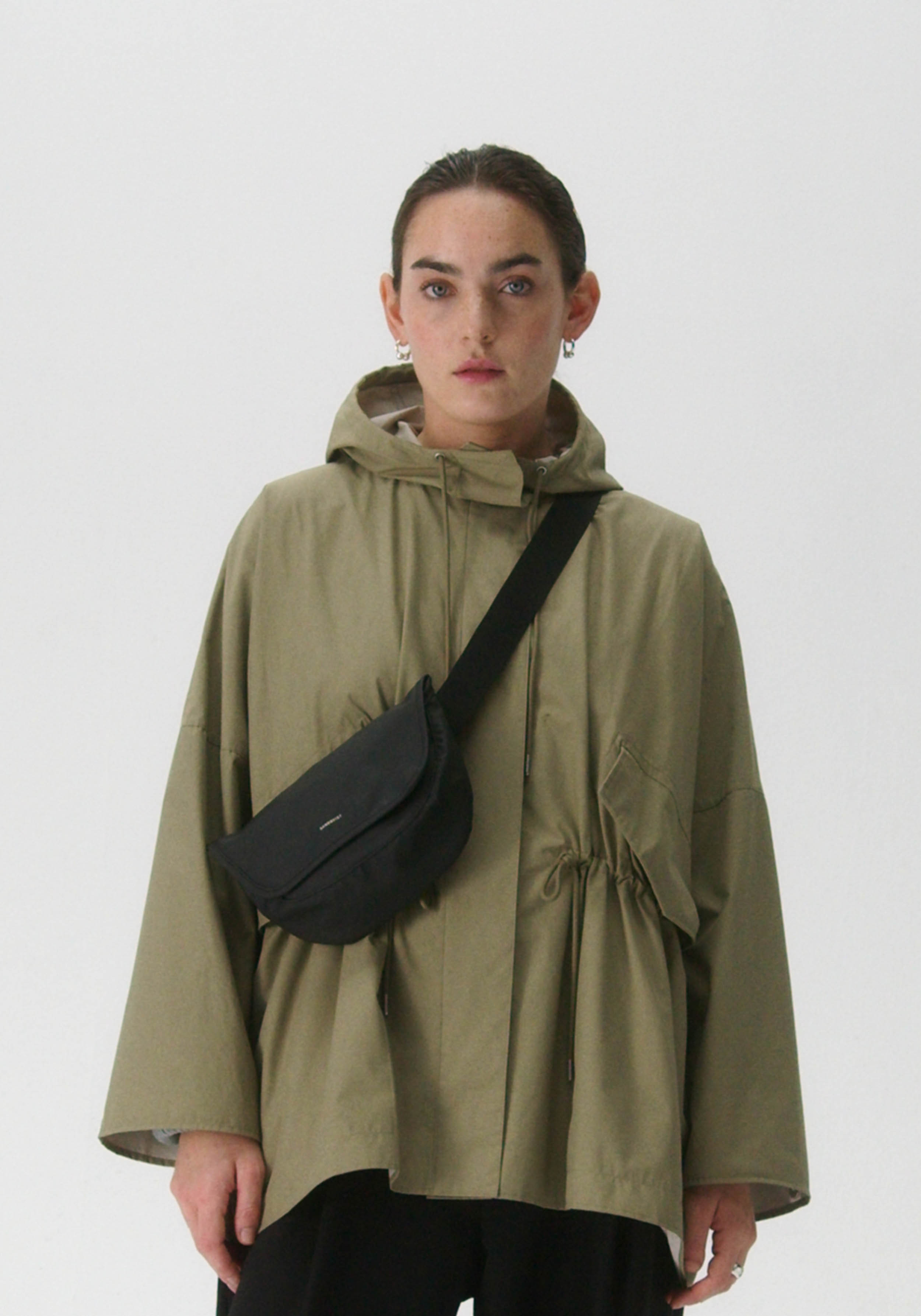 Sandqvist Schultertasche Stream Messenger Mini Black