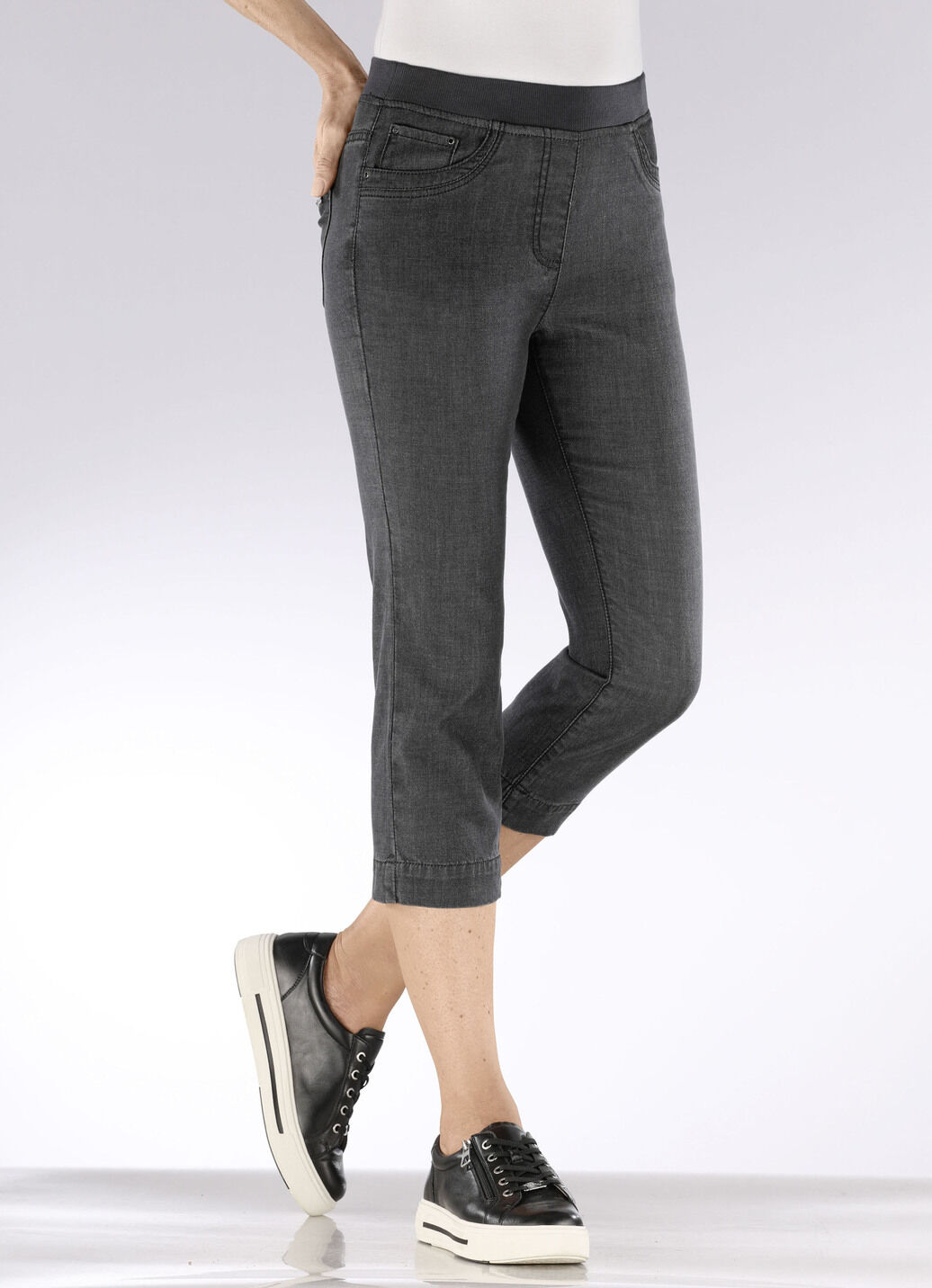 Caprijeans mit Strasssteinchenzier
