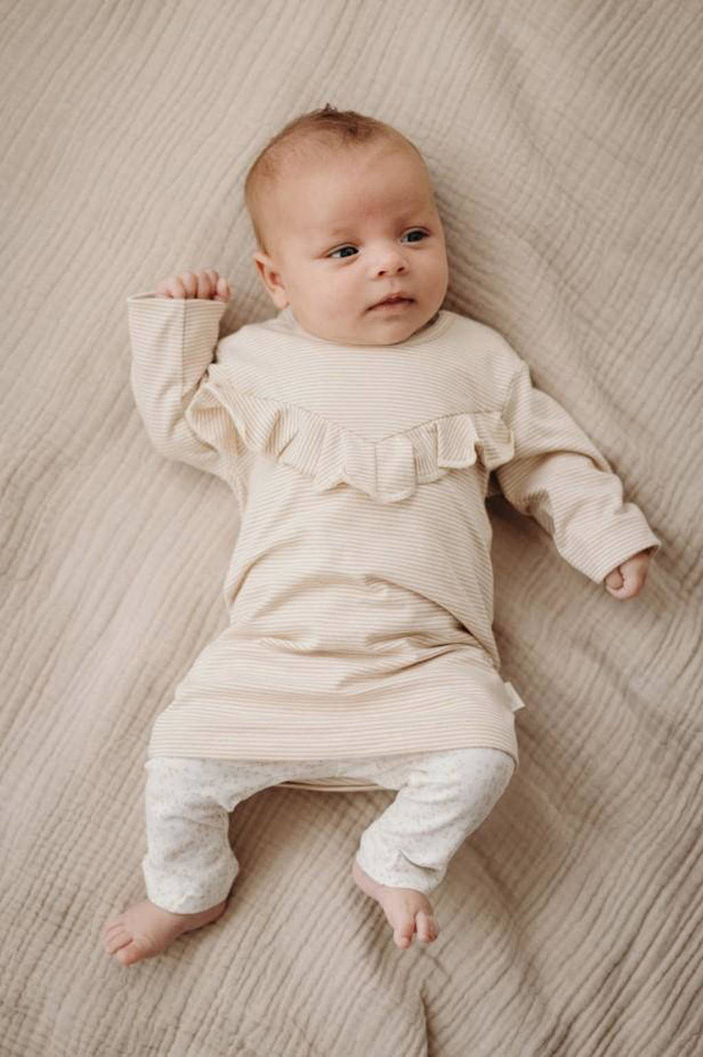 LEVV gestreepte baby T-shirtjurk LNEVANOS lichtzand