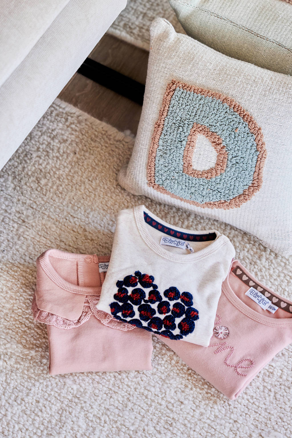 Dirkje baby sweater met printopdruk en ruches beige