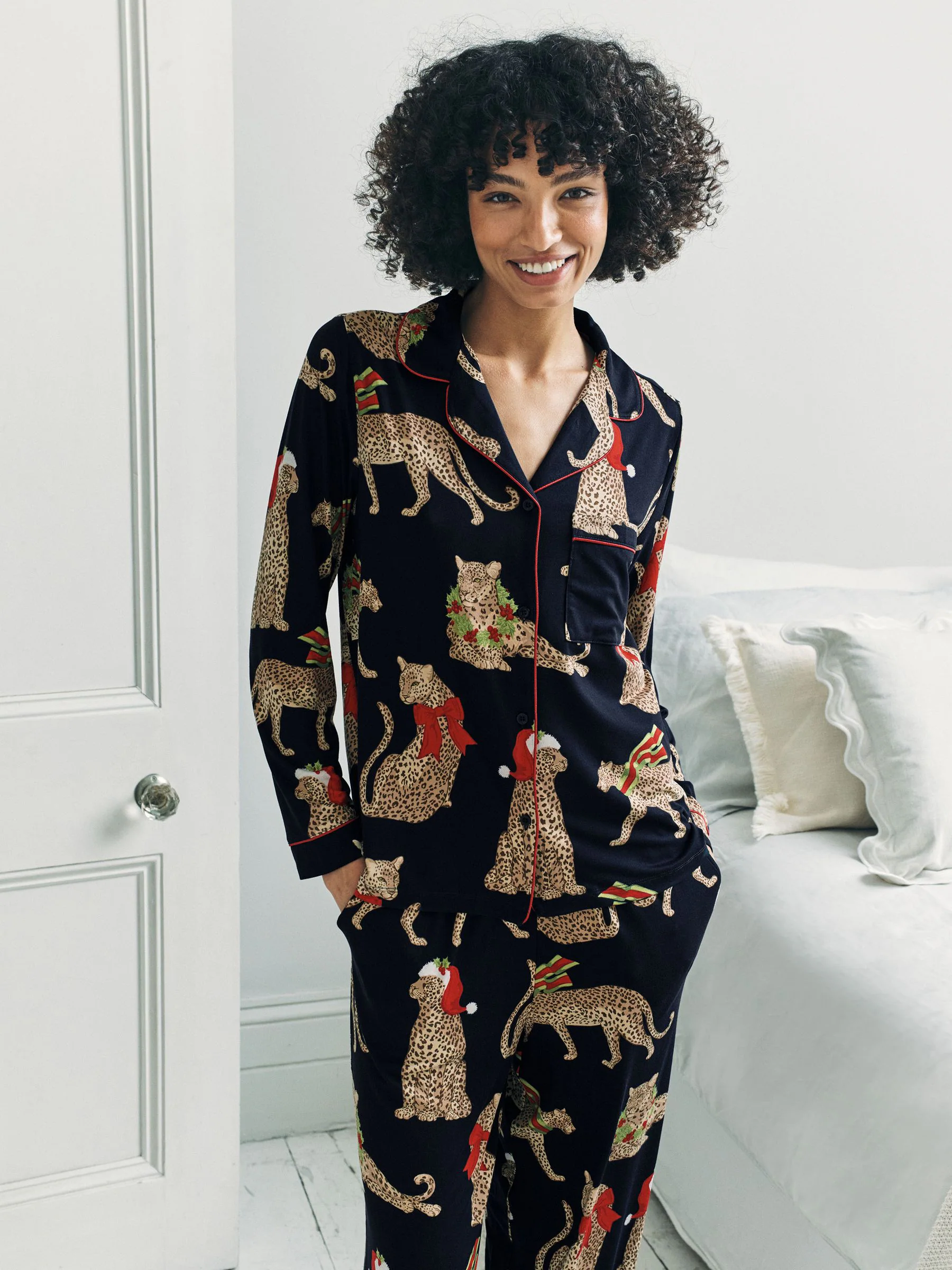 Chelsea Peers lange pyjama met kerstluipaardprint