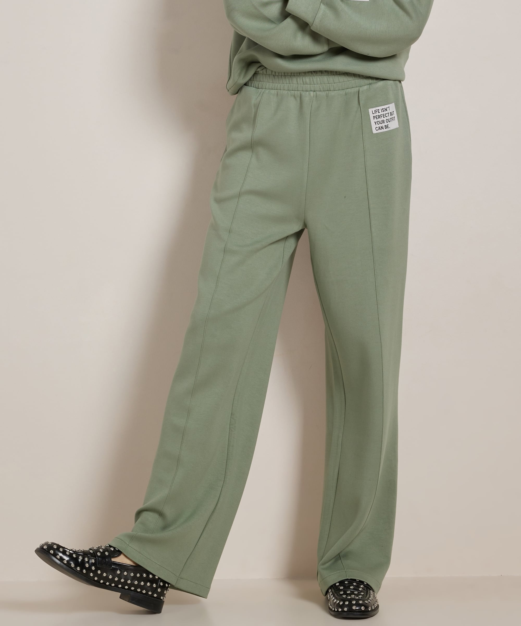 wide fit broek met label