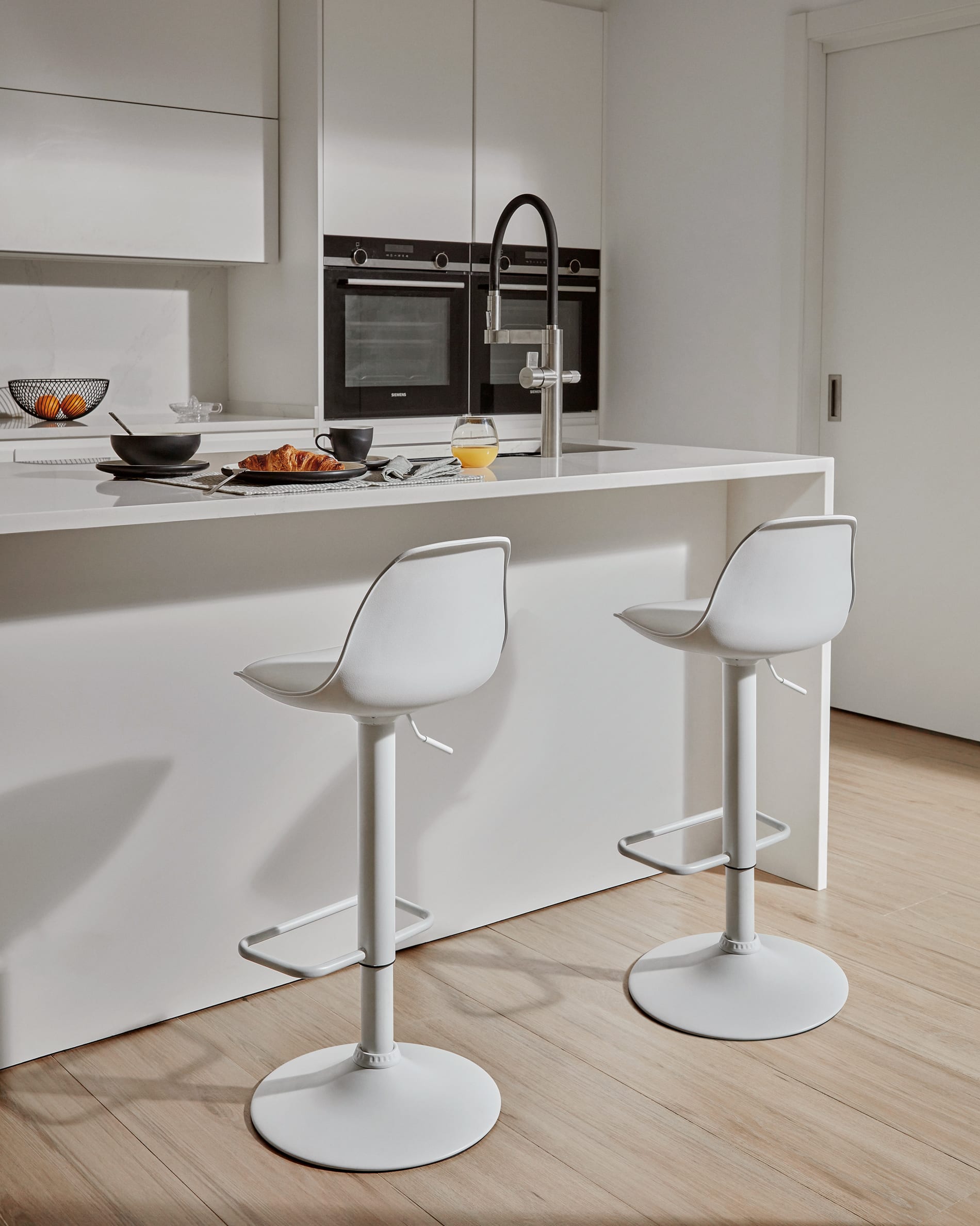 Kave Home - Orlando-T barkruk wit kunstleer en mat wit staal 60-82 cm