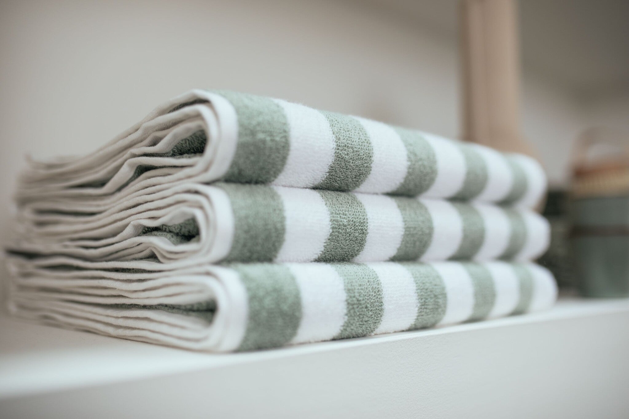 Verona Badtextiel Stripes Smoke Green | 70 x 140 cm | Wit | Groen