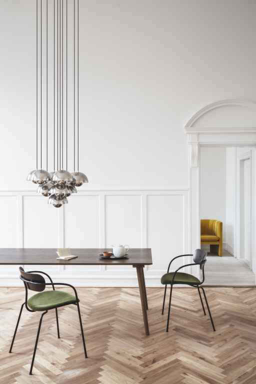 &tradition Pavilion AV4 stoel zwart eiken, cognac Silk Leather